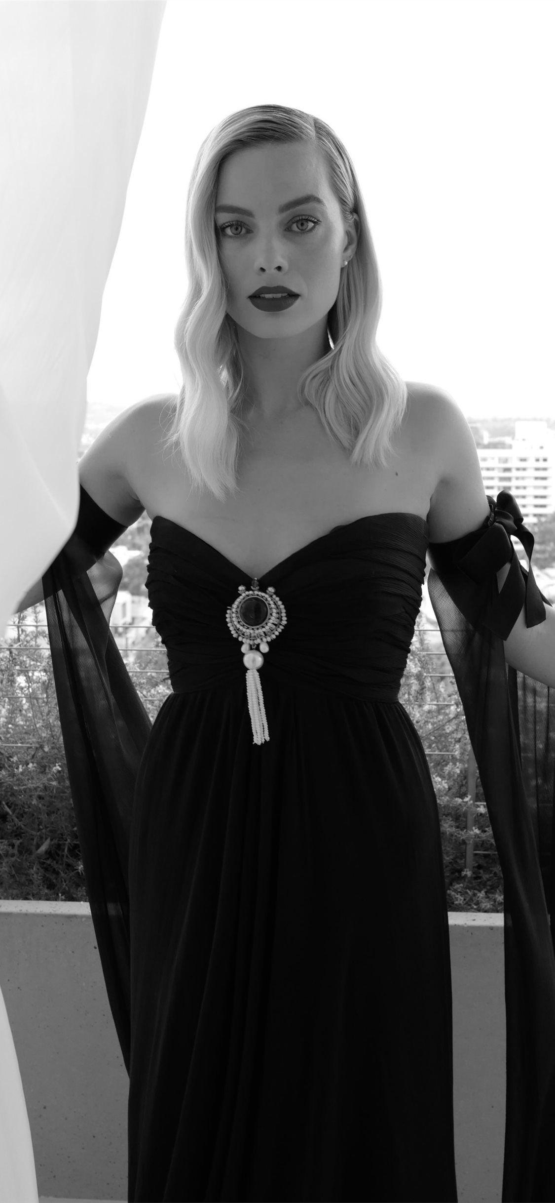 1125x2436 margot robbie vogue uk oscar 4k iPhone X Wallpaper Free Download
