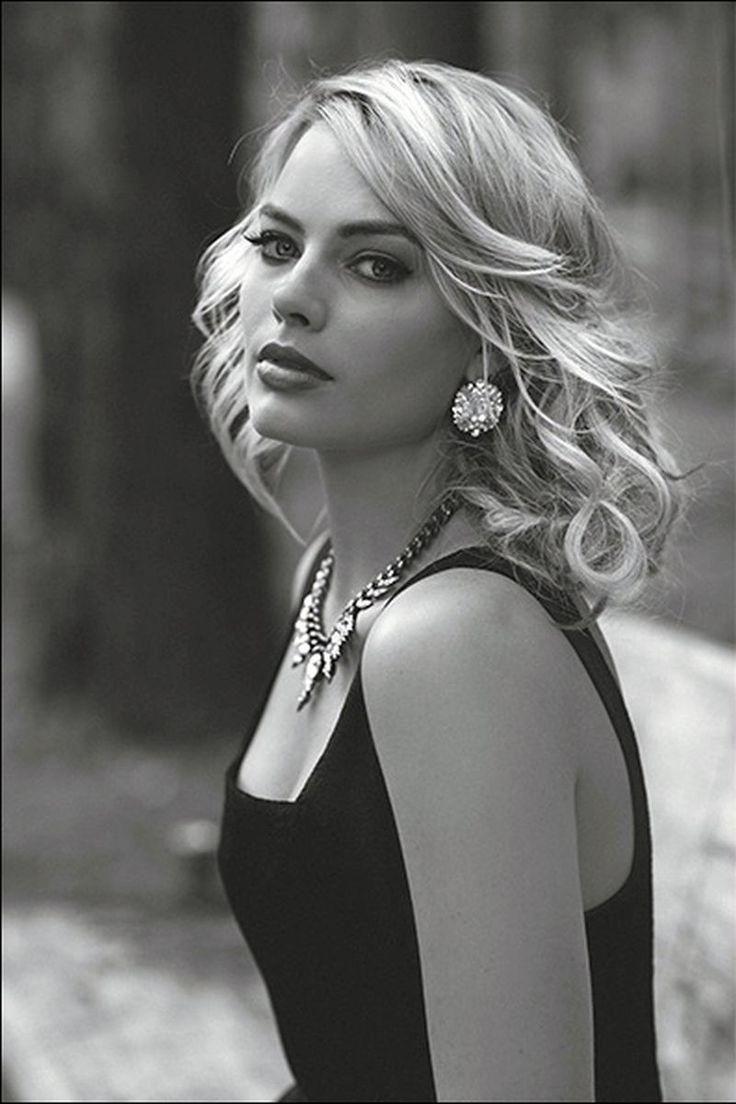 736x1104 Margot Robbie Black Wallpaper