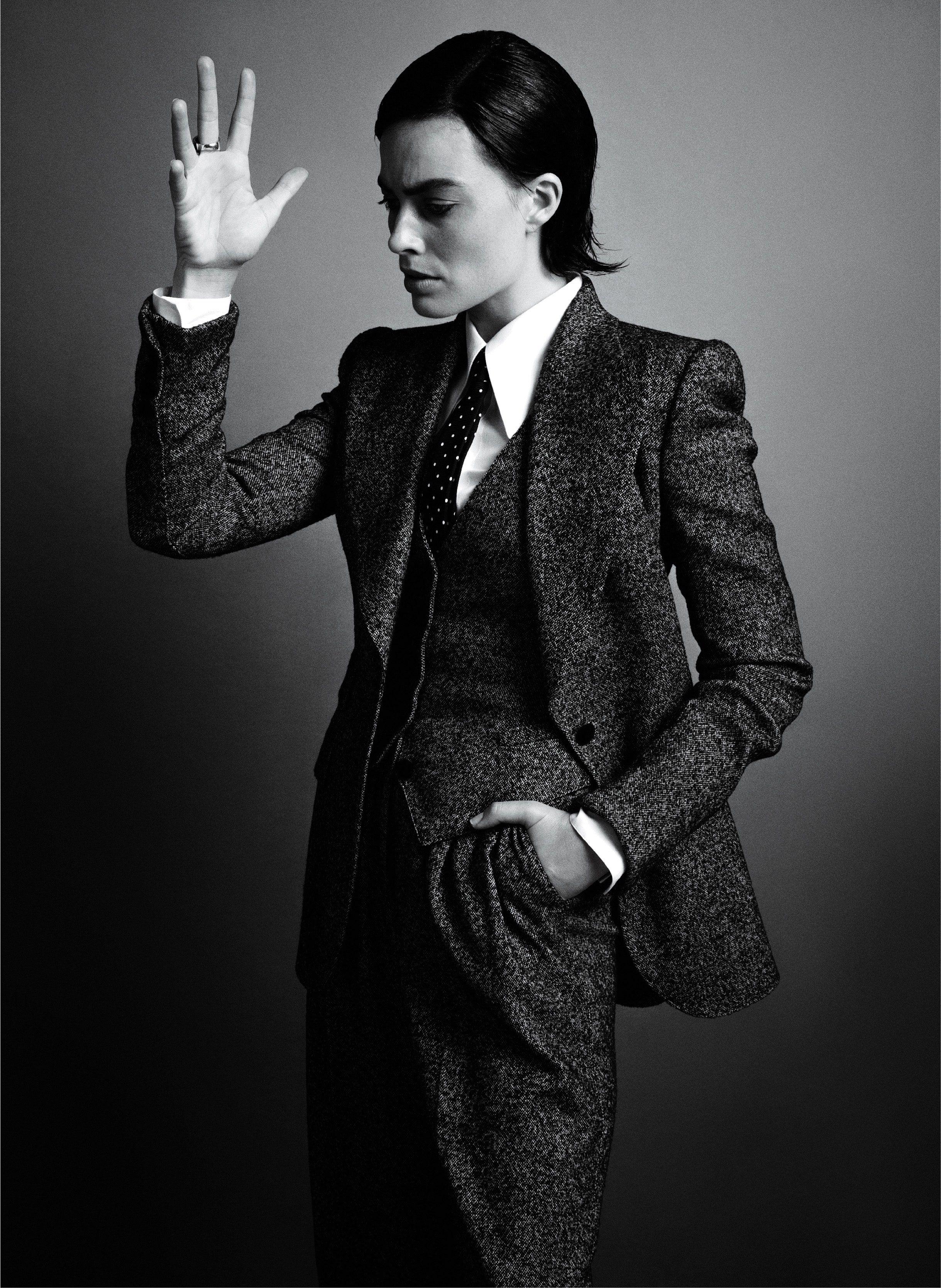 2438x3338 Photos: Margot Robbie Vogue July Cover Captured by Inez and Vinoodh