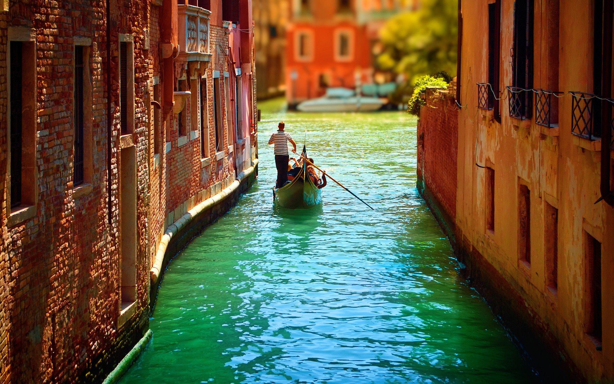 2560x1600 italy, venice, gondolas, river 4k wallpaper. Mocah HD Wallpaper