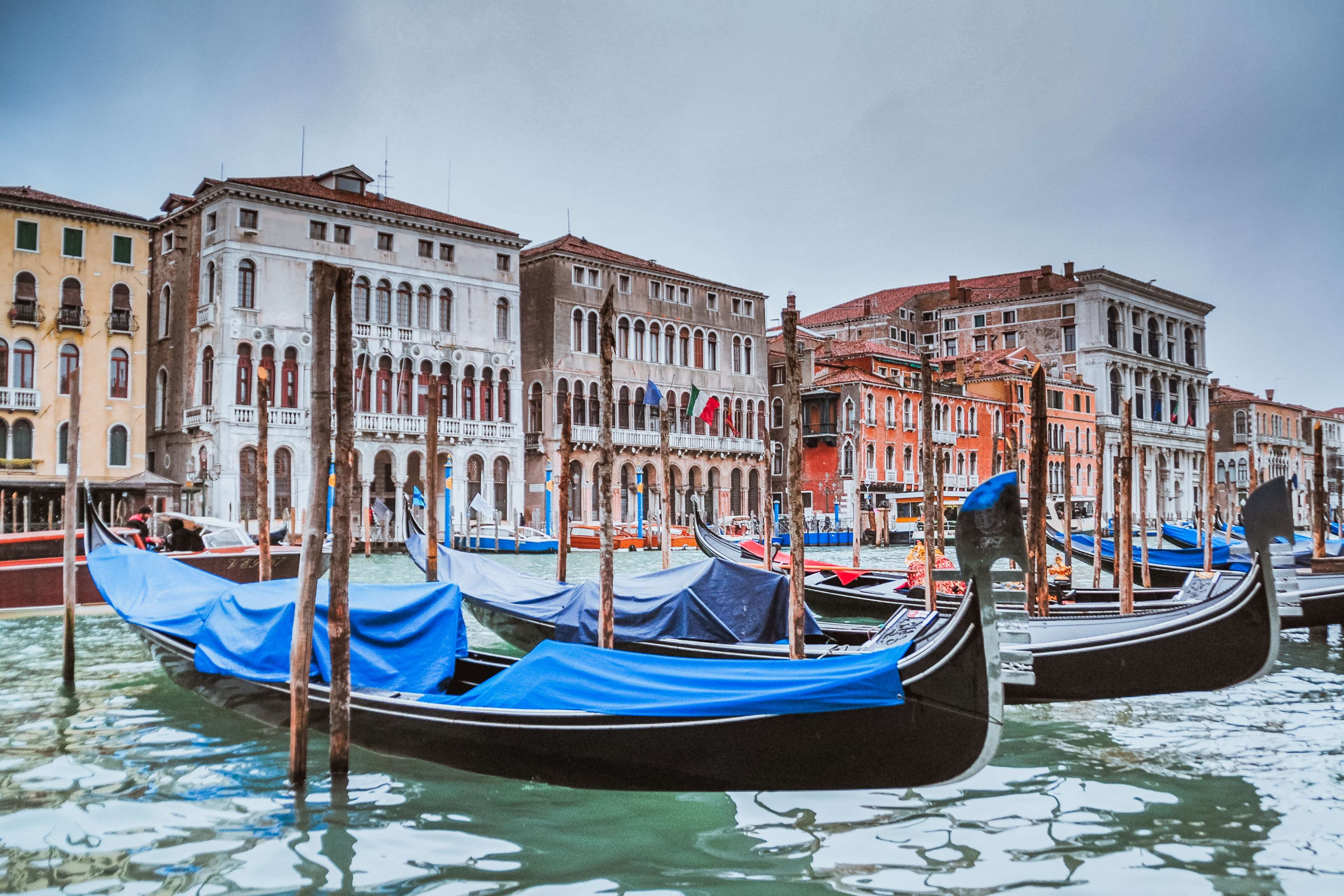 3840x2560 canal, gondola, italy, river, travel, venezia, venice 4k wallpaper