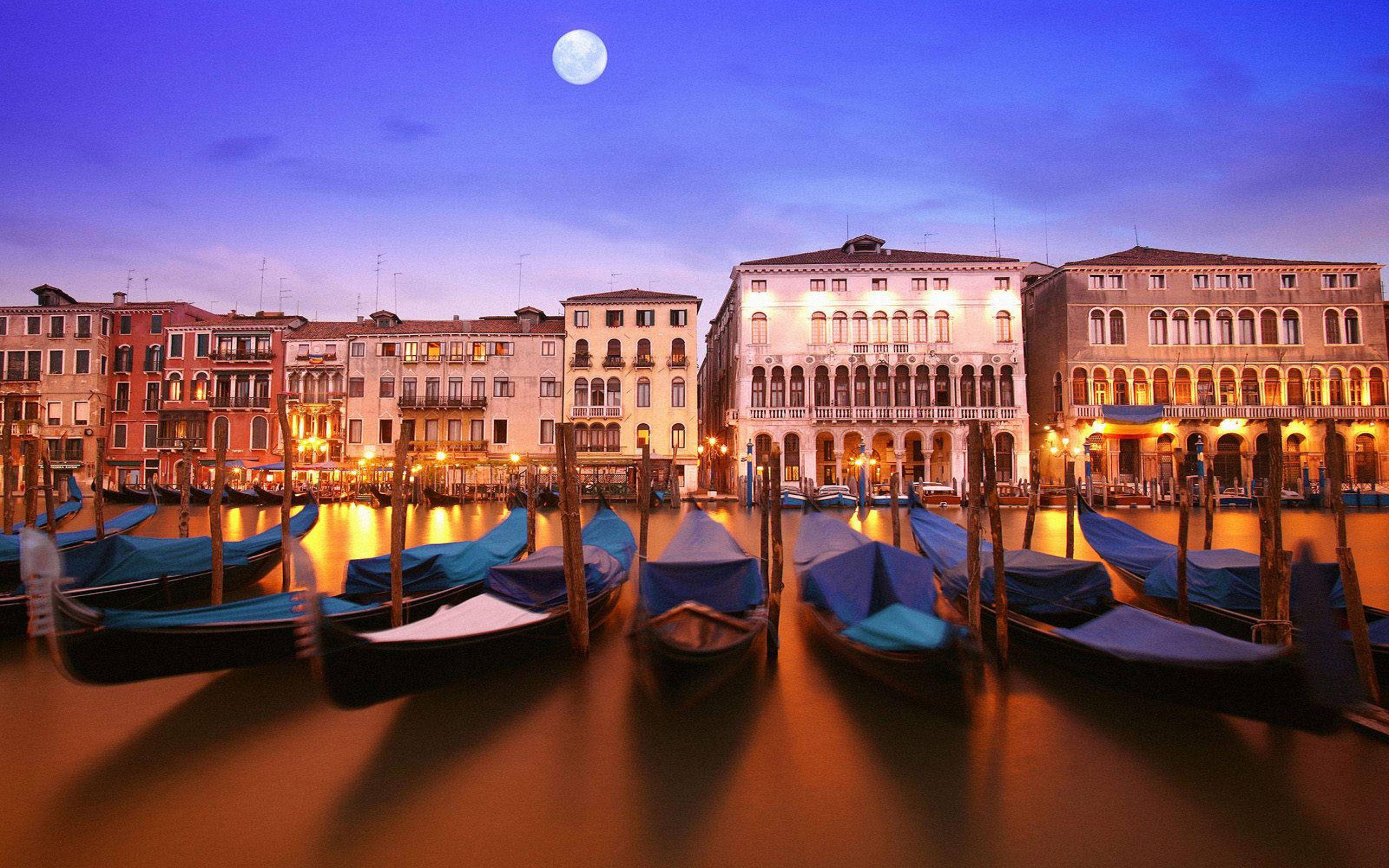 2560x1600 Venice Gondolas Night Wallpaper HD :