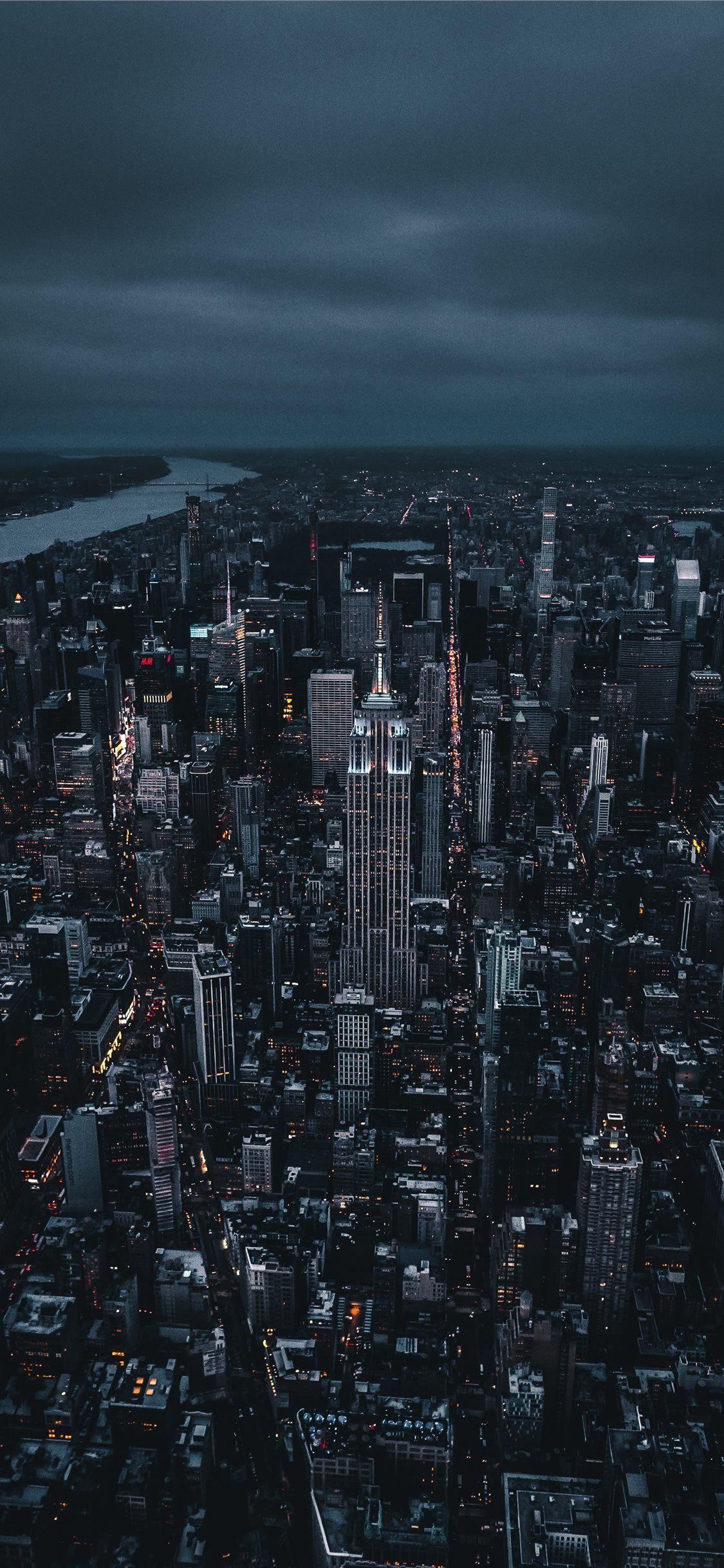 1125x2436 Free Download Empire State Building taustakuva, beaty iPhonea. #night #light #sky #skyscraper. City wallpaper, City aesthetic, New york iphone wallpaper