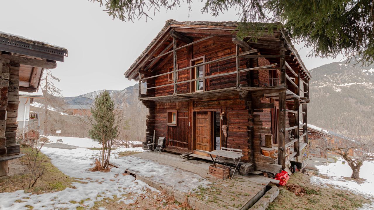 1280x720 The Real Swiss Chalet, Bruson, Switzerland