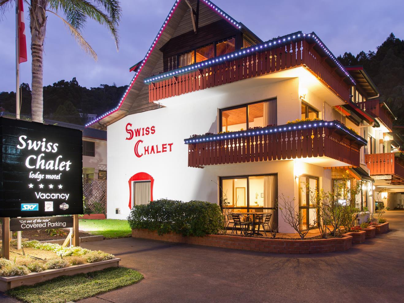 1318x989 Swiss Chalet Lodge Motel in Bay of Islands Deals, Photo & Reviews