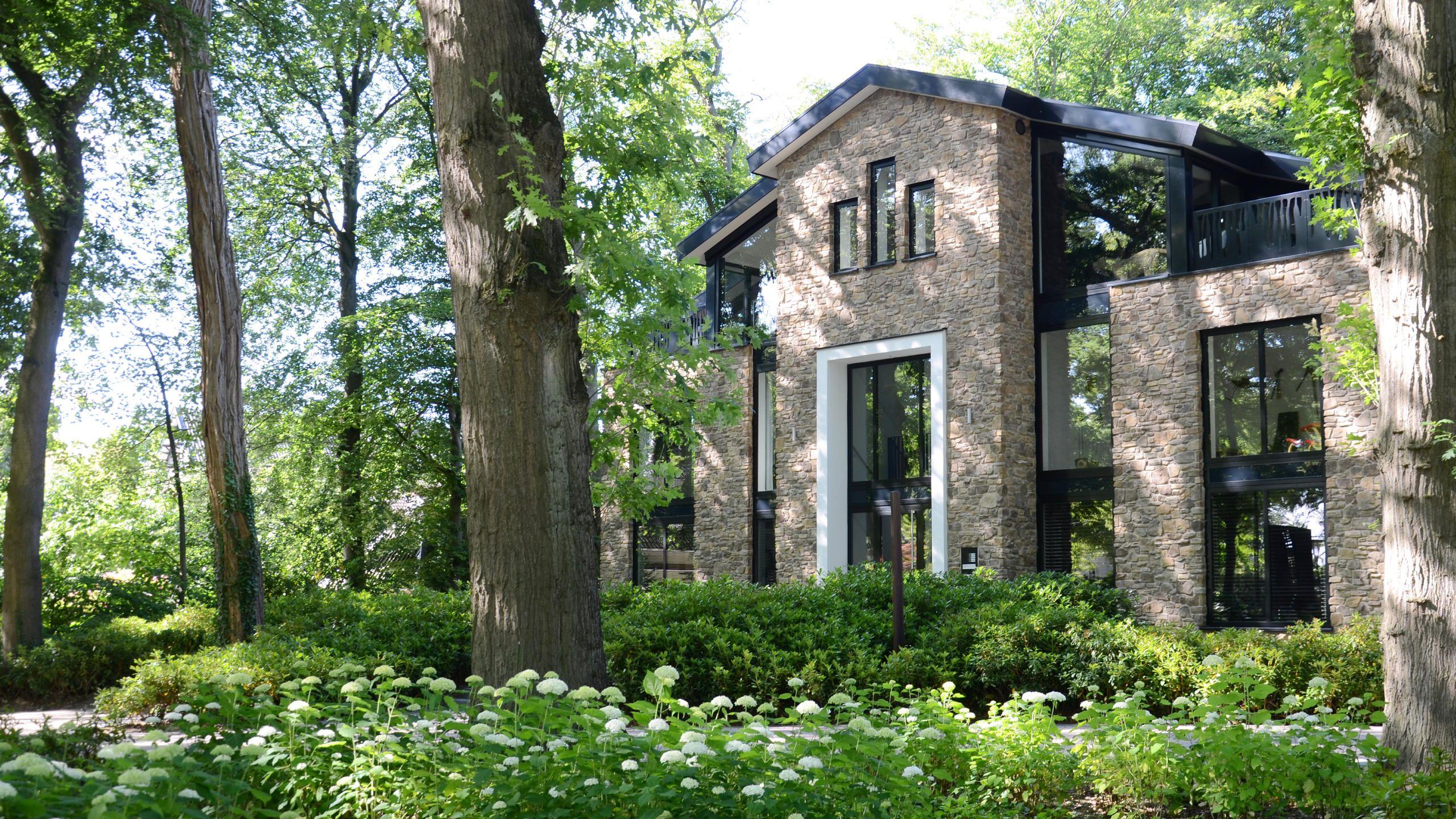 2560x1440 Stone architecture for Chalet, Villa, Residence. A Swiss chalet on Loolaan Boulevard