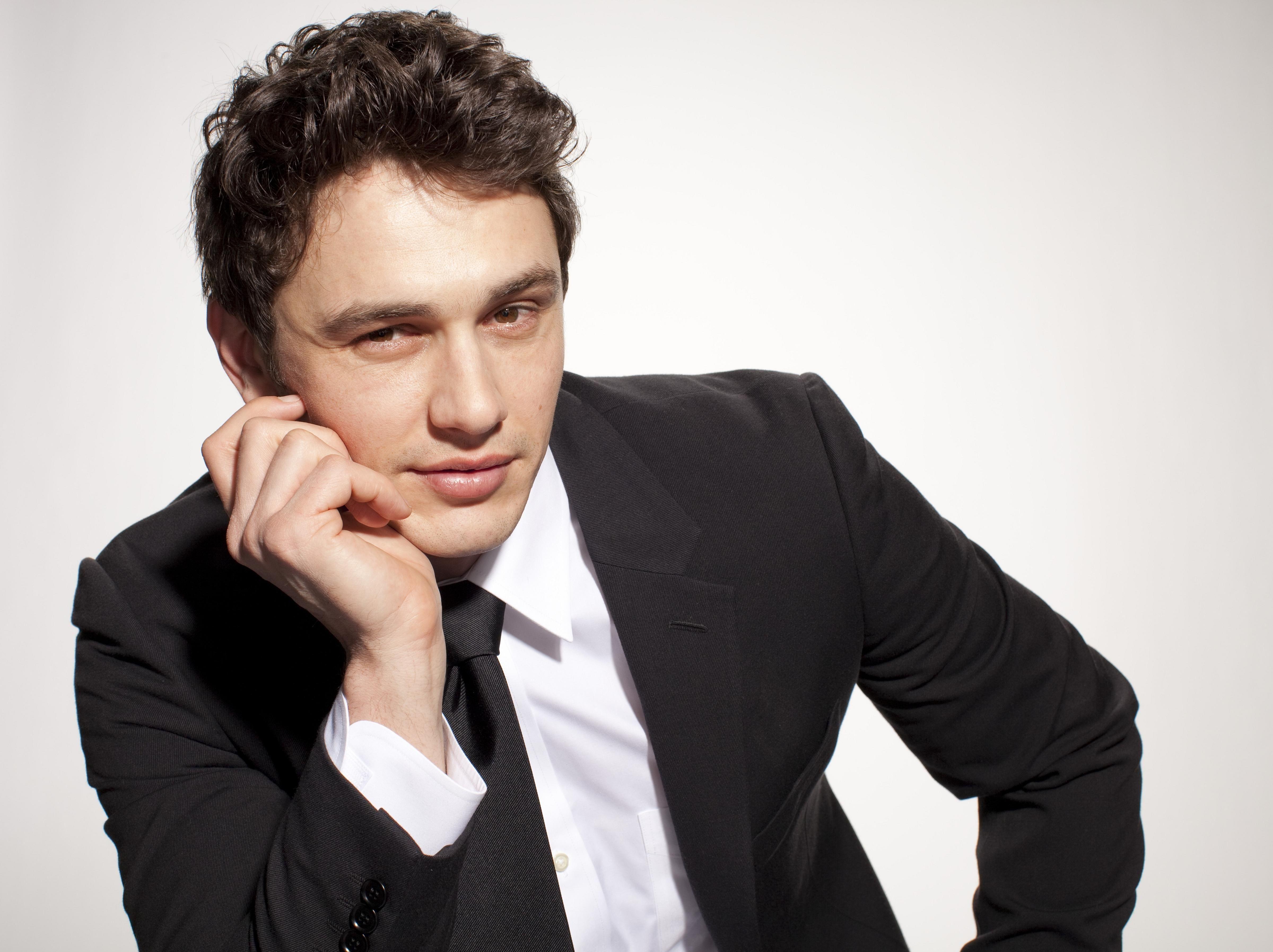4800x3590 Cute Men Wallpaper