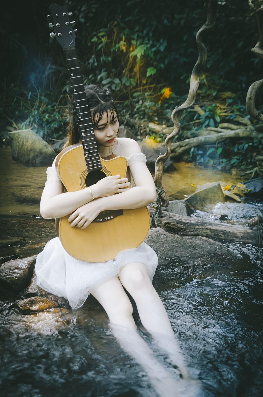 910x1374 Alone Guitar Wallpaper