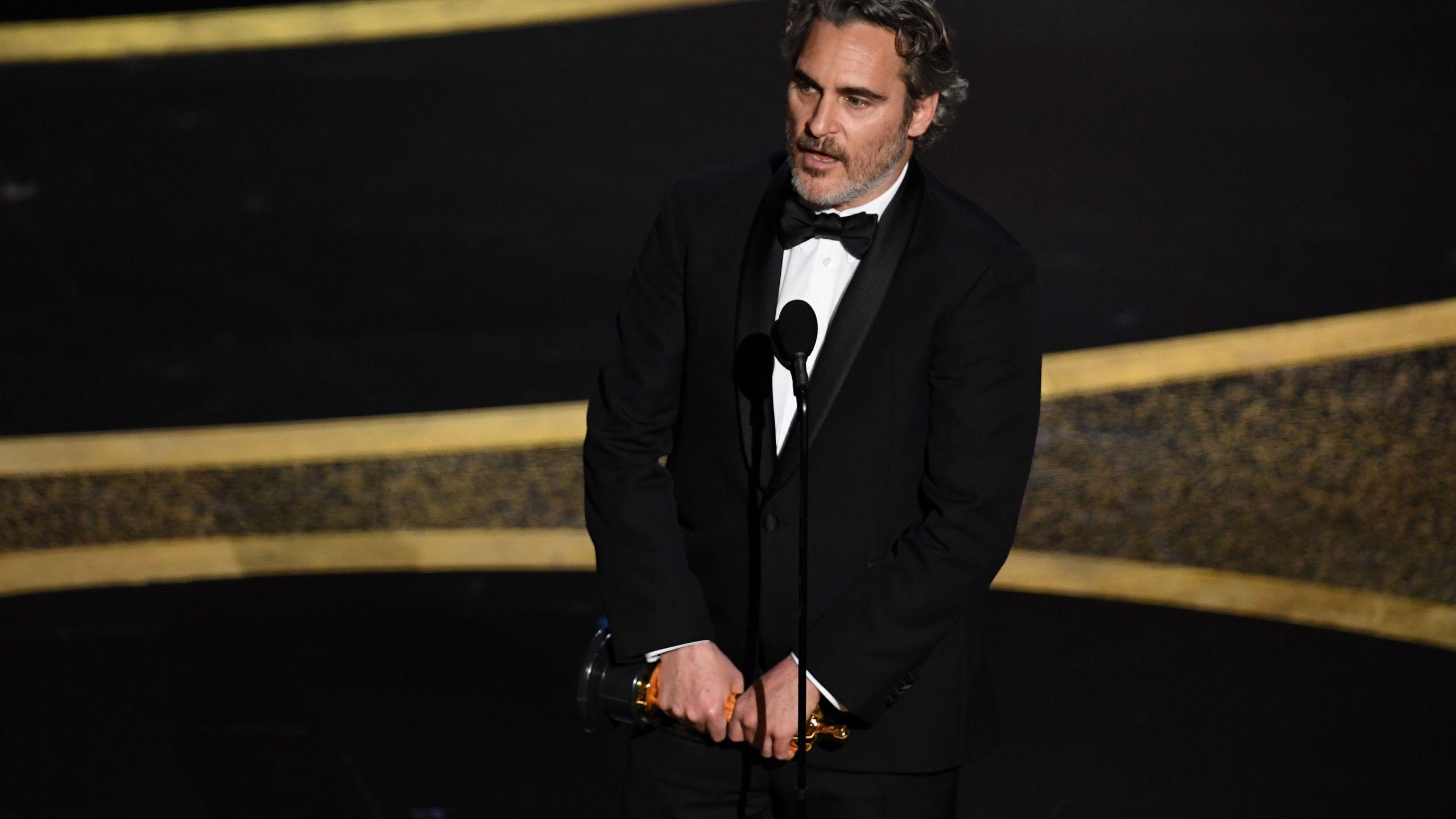 2560x1440 Joaquin Phoenix Best Actor Oscars Wallpaper