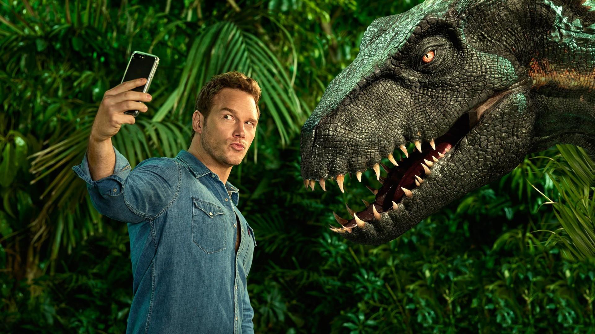 1920x1080 Chris Pratt Taking Selfie With Dinosaur 1080P Laptop Full HD Wallpaper, HD Movies 4K Wallpaper, Image, Photo and Background