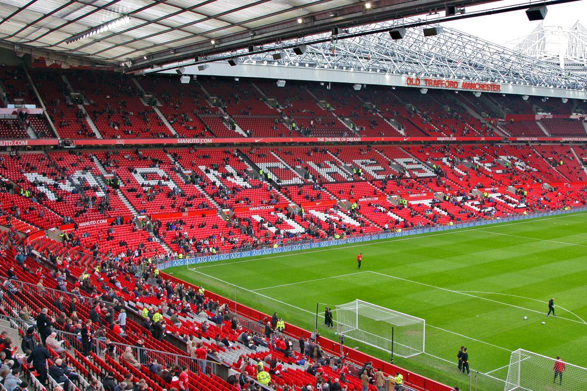 Old trafford team. Стадион Олд Траффорд Манчестер. Манчестер Юнайтед Олд Траффорд. Олд Траффорд трибуны. Футбольный стадион Манчестер Юнайтед.