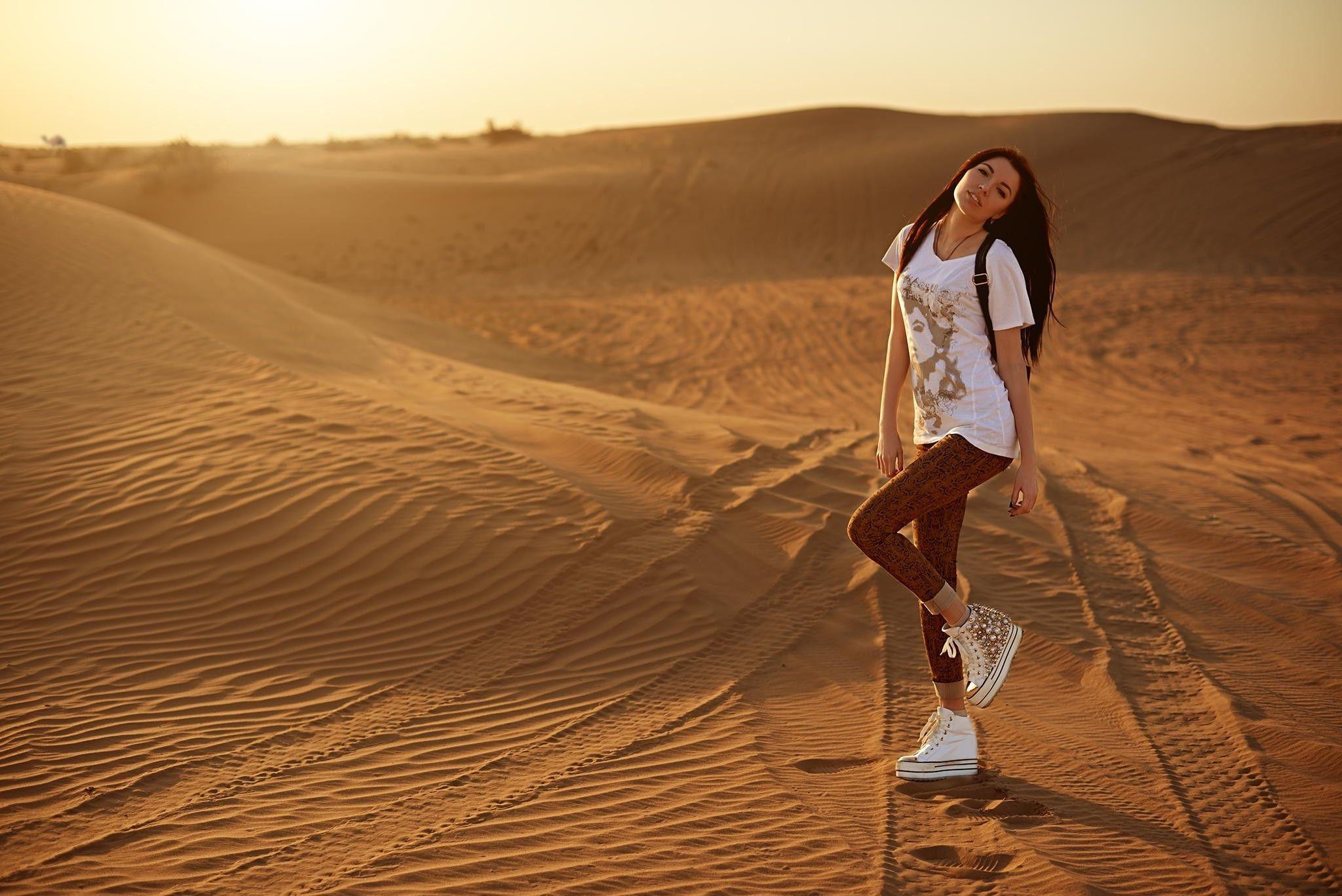 2048x1367 Desert Women Wallpaper