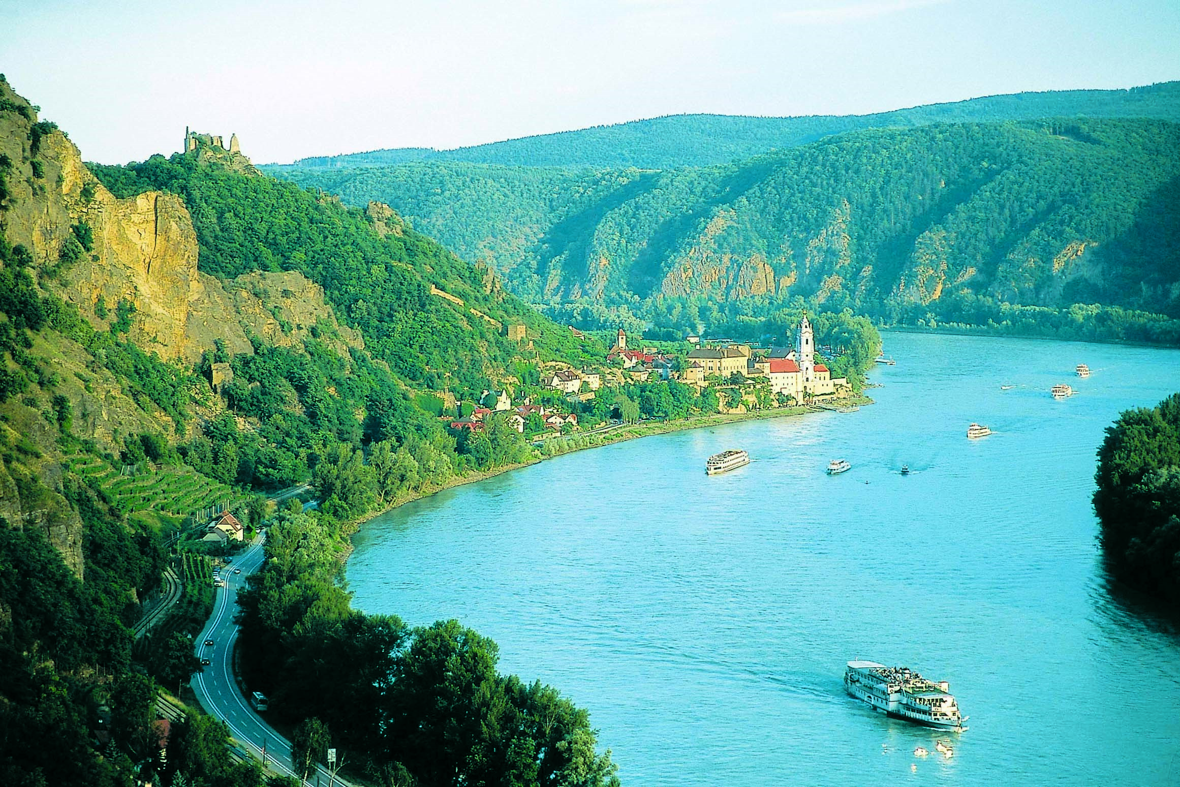 Австрия сербия. Река Дунай в Австрии. Река Дунай в Словакии. Река Дунай Долина Вахау. Дунай Долина реки.