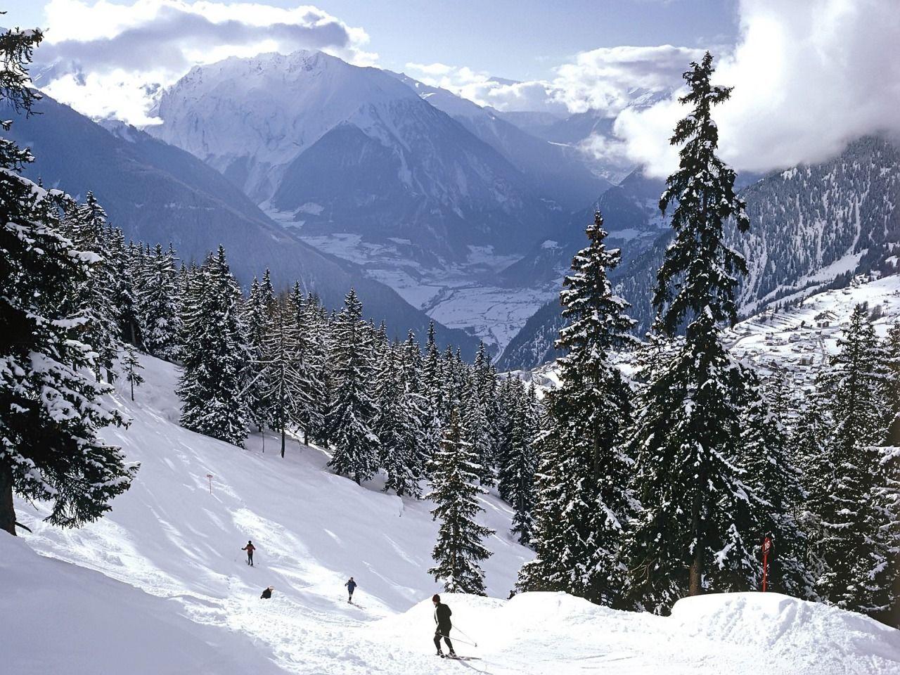 1280x960 Skiing Wallpaper
