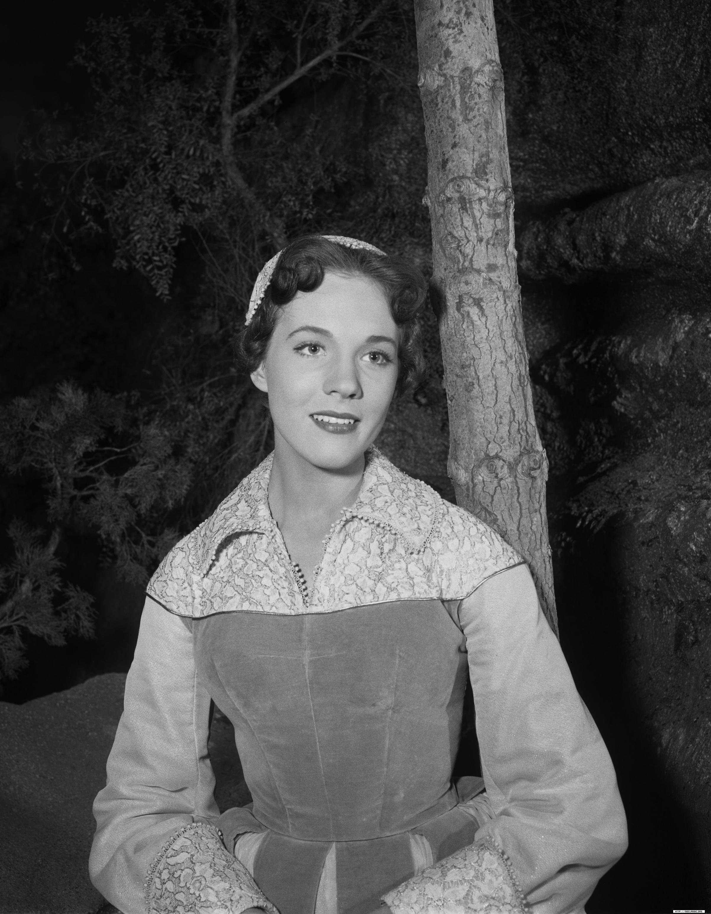 2405x3092 Julie Andrews wallpaper