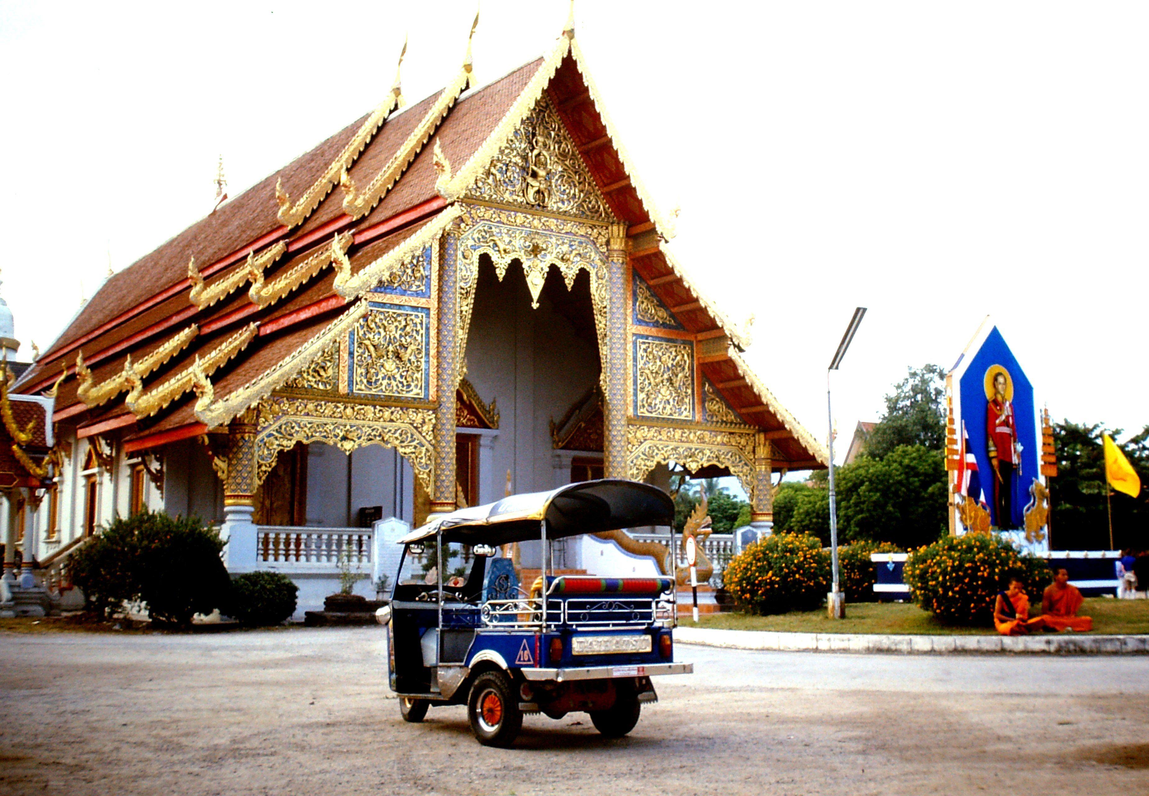 3697x2560 in Chiang Mai. Wat Phra Singh and Tuk Tuk. Spielvogel