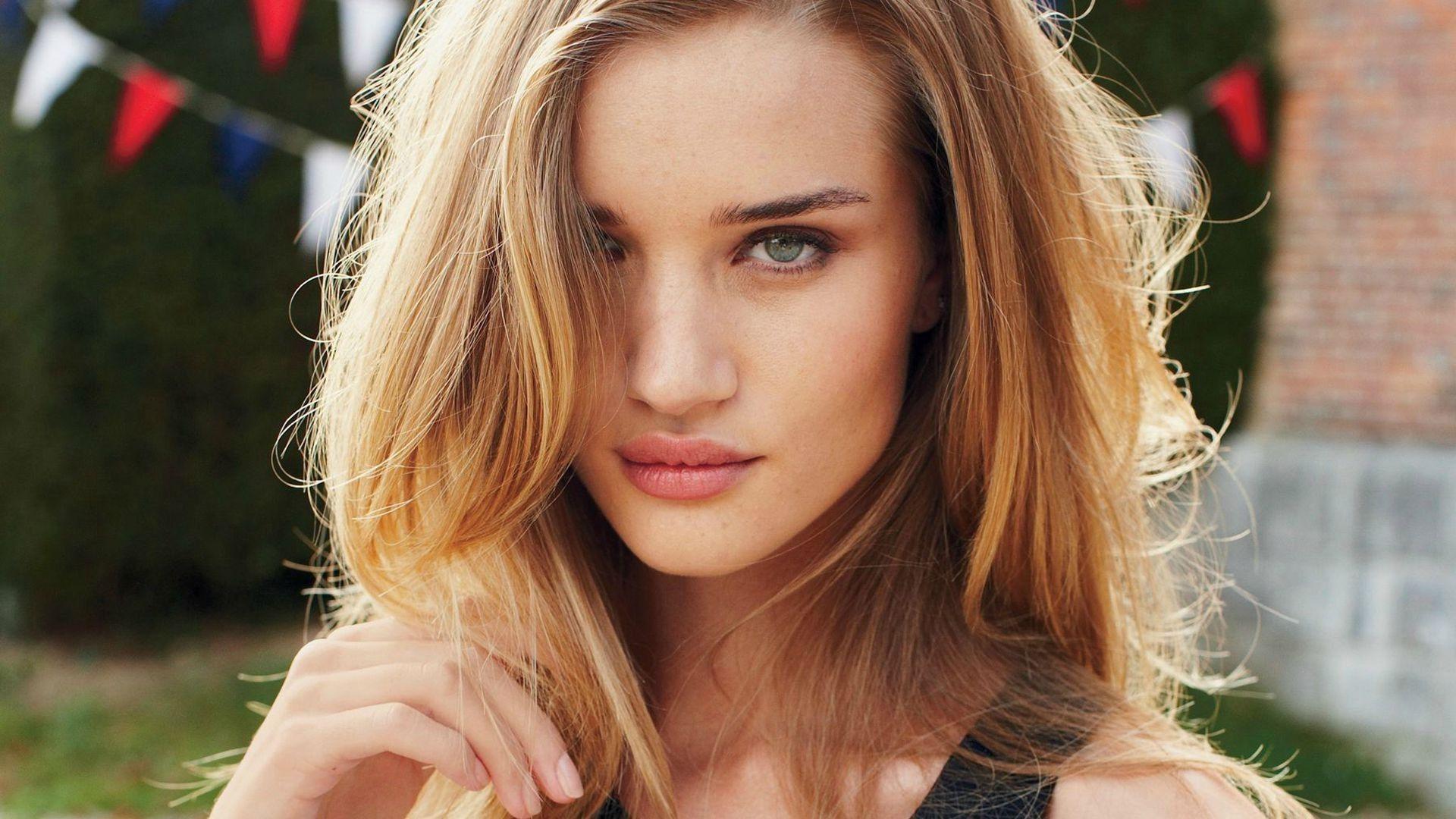1920x1080 Beautiful Rosie Huntington Whiteley Wallpaper