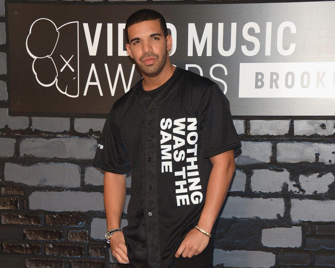 1280x1024 Drake's Toronto Pop Up Store Draws A Lineup Of Hundreds