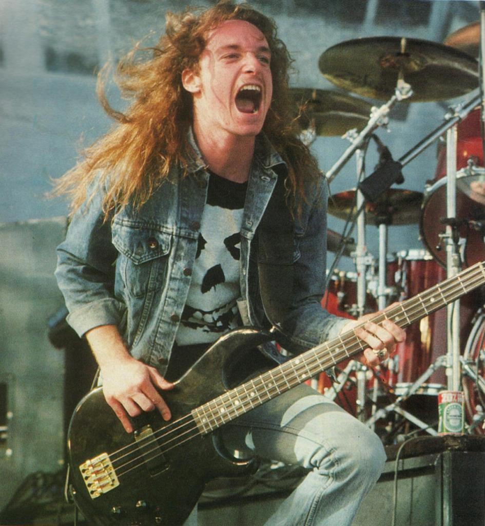 945x1024 Cliff Burton phát trực tiếp với Metallica, 1985.: OldSchoolCool