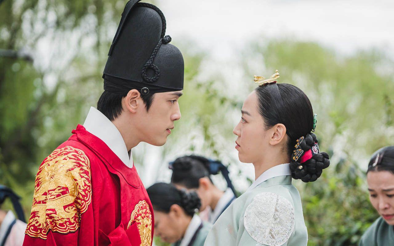 1280x800 Kim Jung Hyun began to grow in love with Shin Hye Sun in 'Mr. Queen '