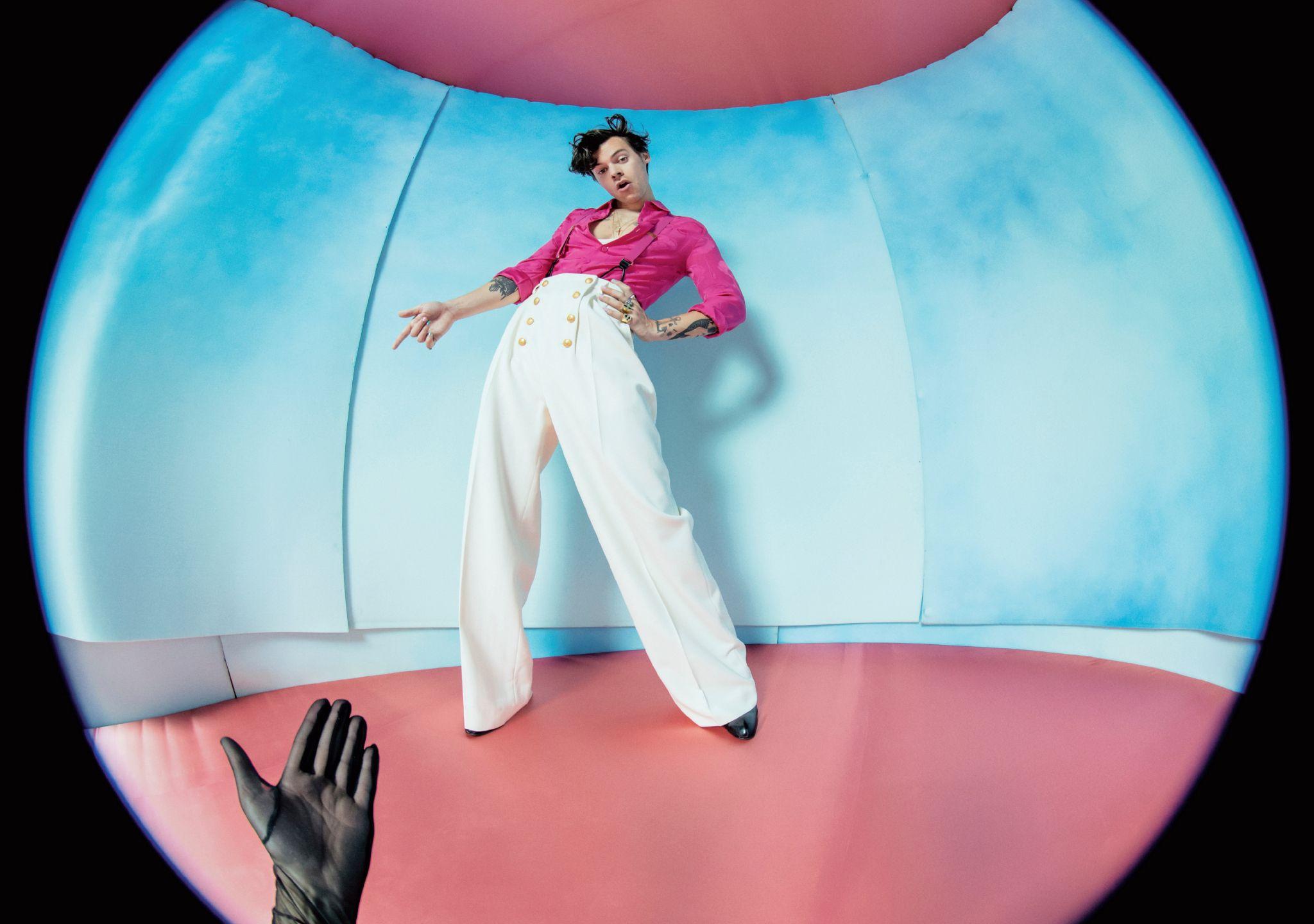 2048x1440 Review: Harry Styles 'steps into the light' with great album