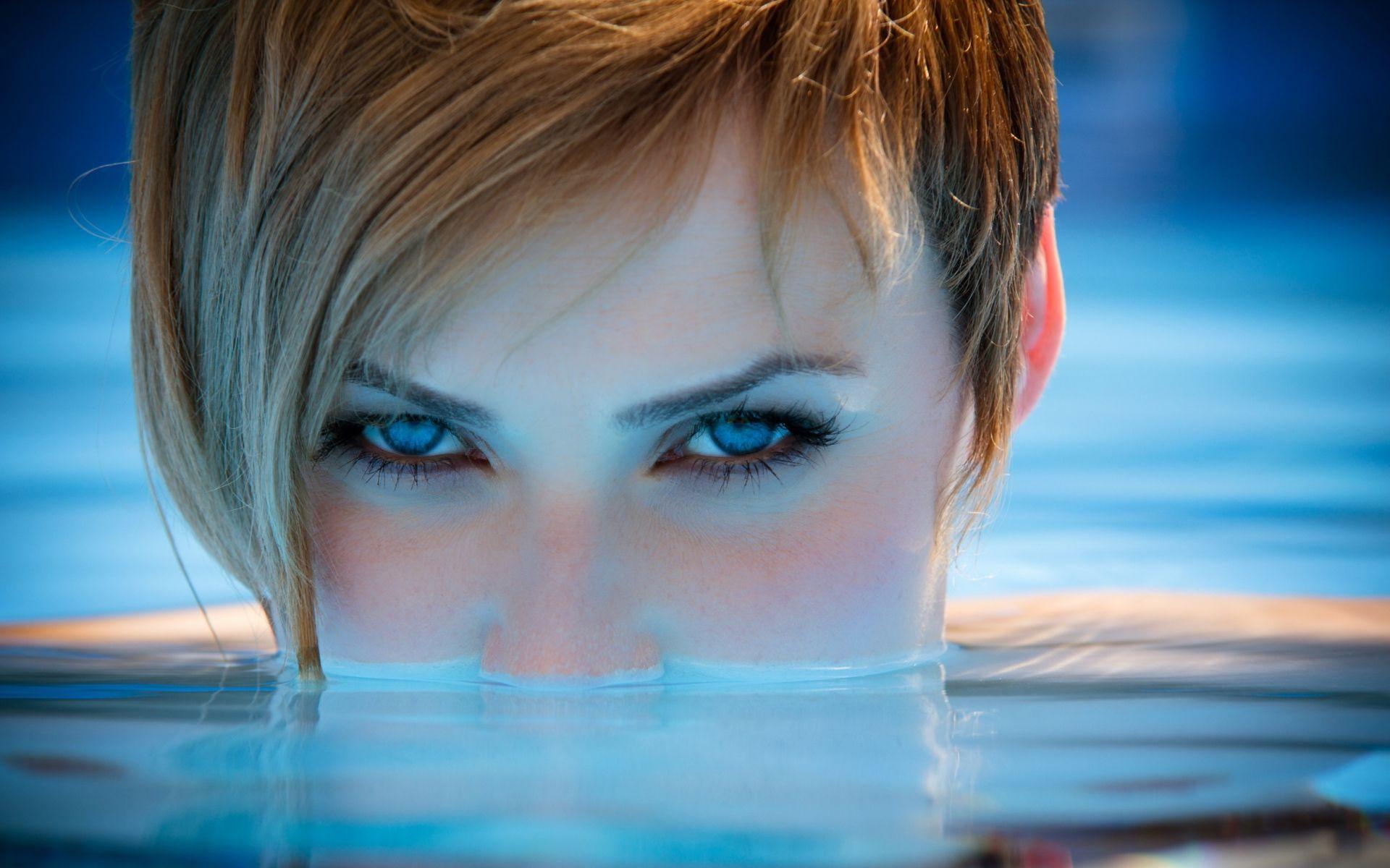1920x1200 Woman pool blue eyes