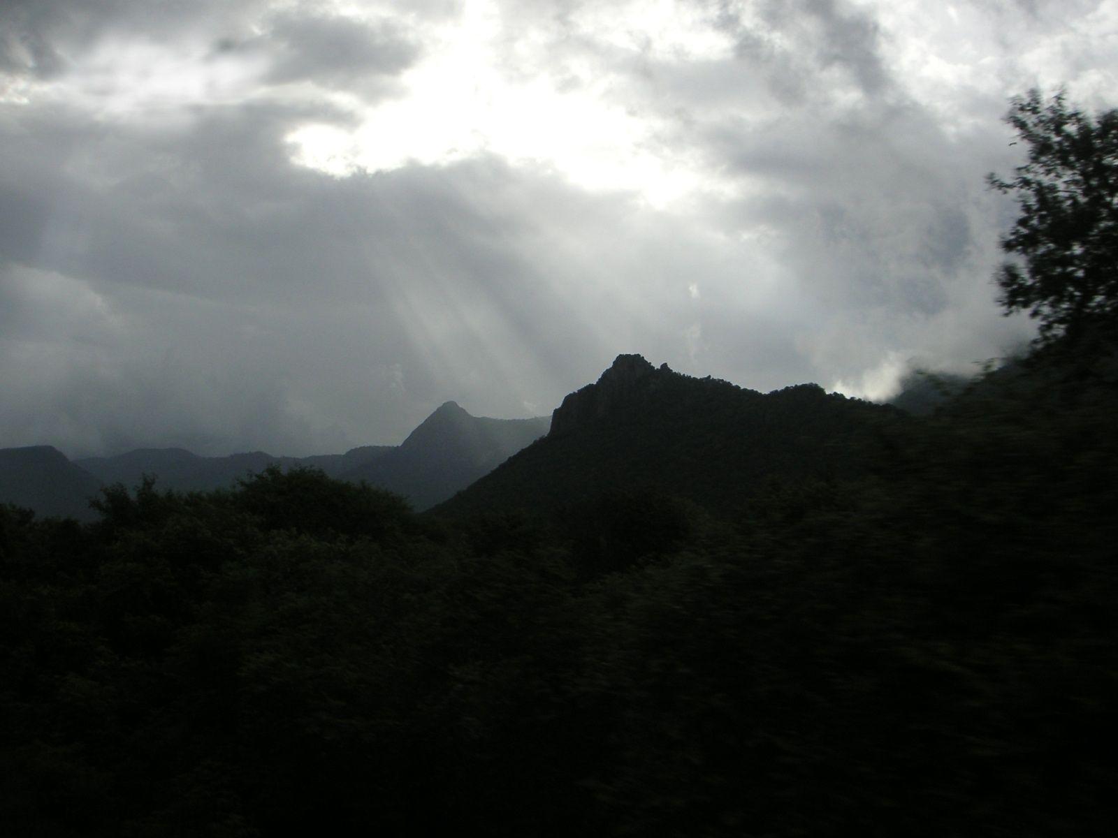 1600x1200 Dark Hills Background High Quality Image