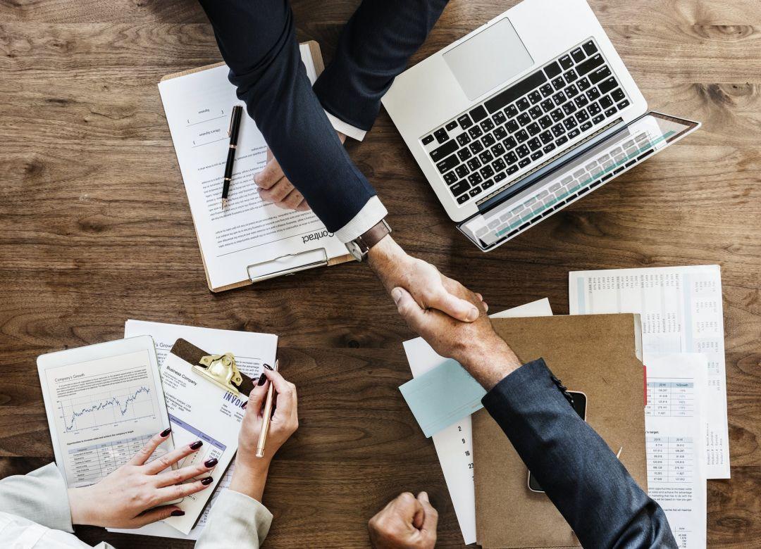 1080x780 Top View People Deal Working Collaboration Meeting Laptop Businessman Hands Collaborate / iPhone HD Wallpaper Background Download (1920x1387) (2021)