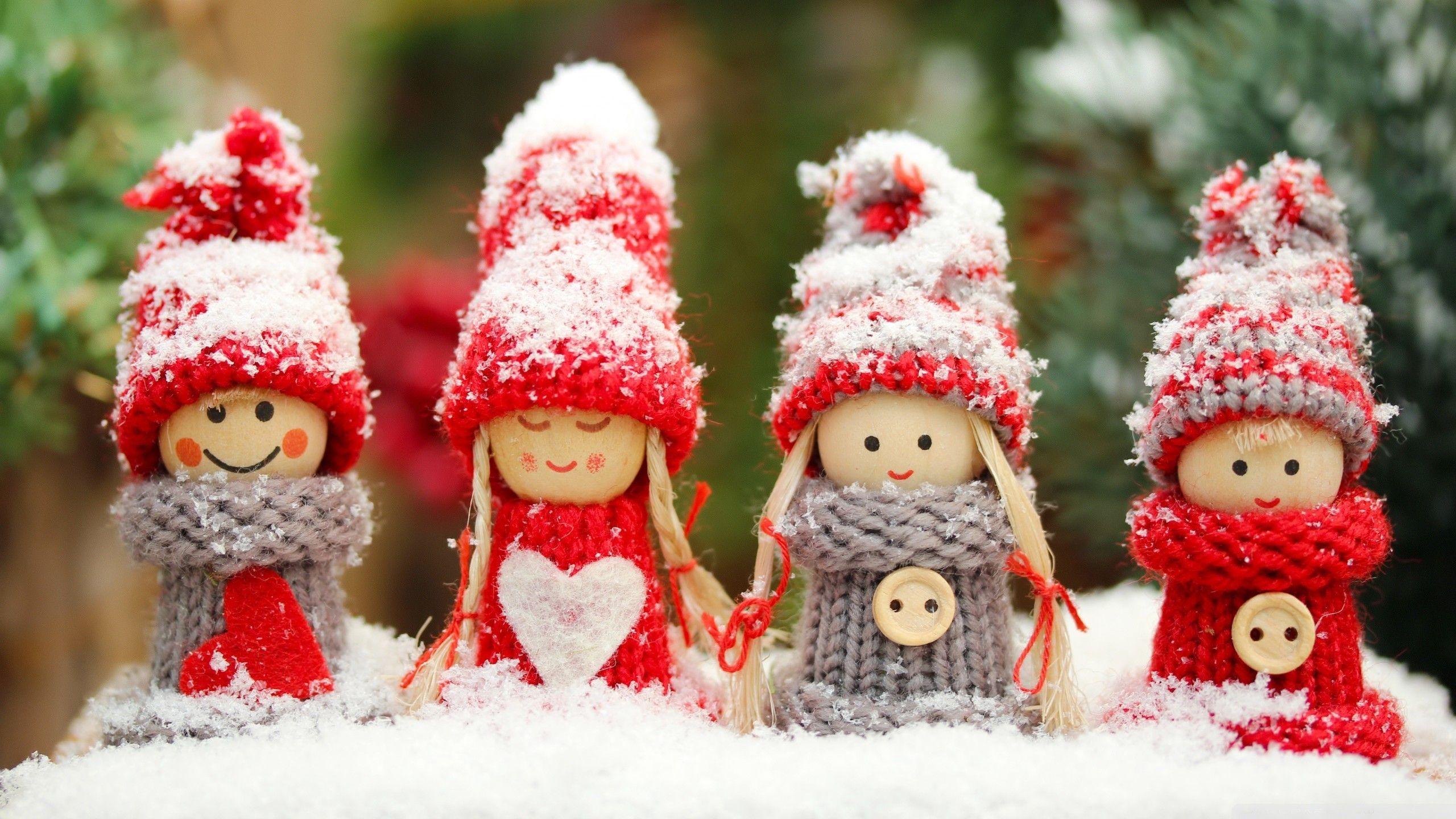 2560x1440 Cute Snow Couple Love Wallpaper