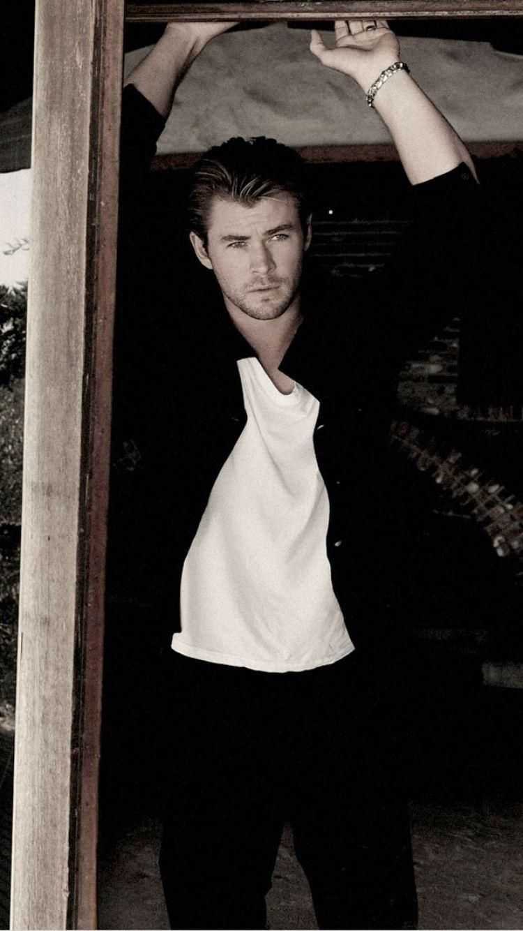 750x1334 Chris Hemsworth Lockscreen Free HD Wallpaper