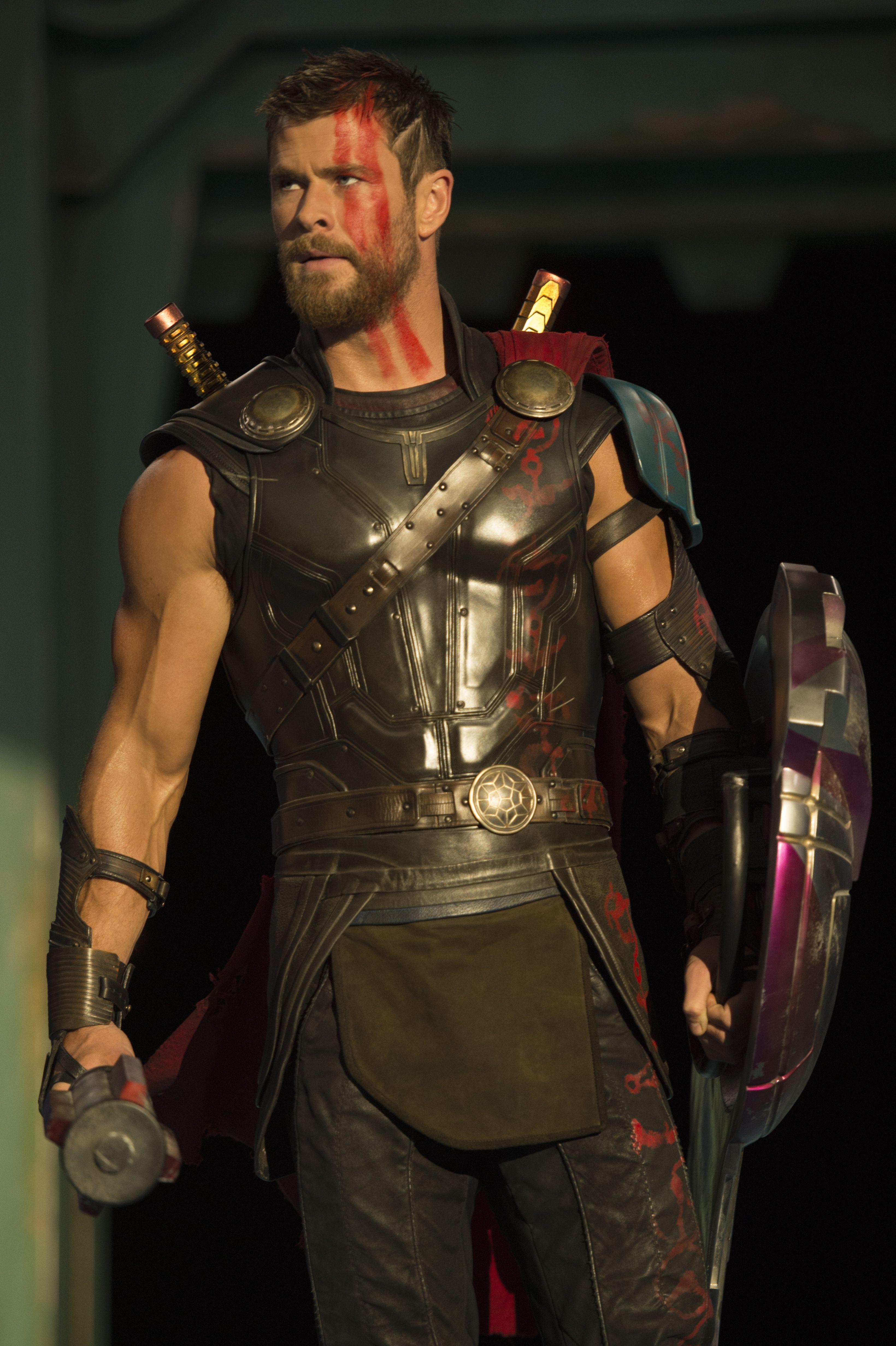3280x4927 Picture Thor: Ragnarok Chris Hemsworth Shield Men Movies 3280x4927