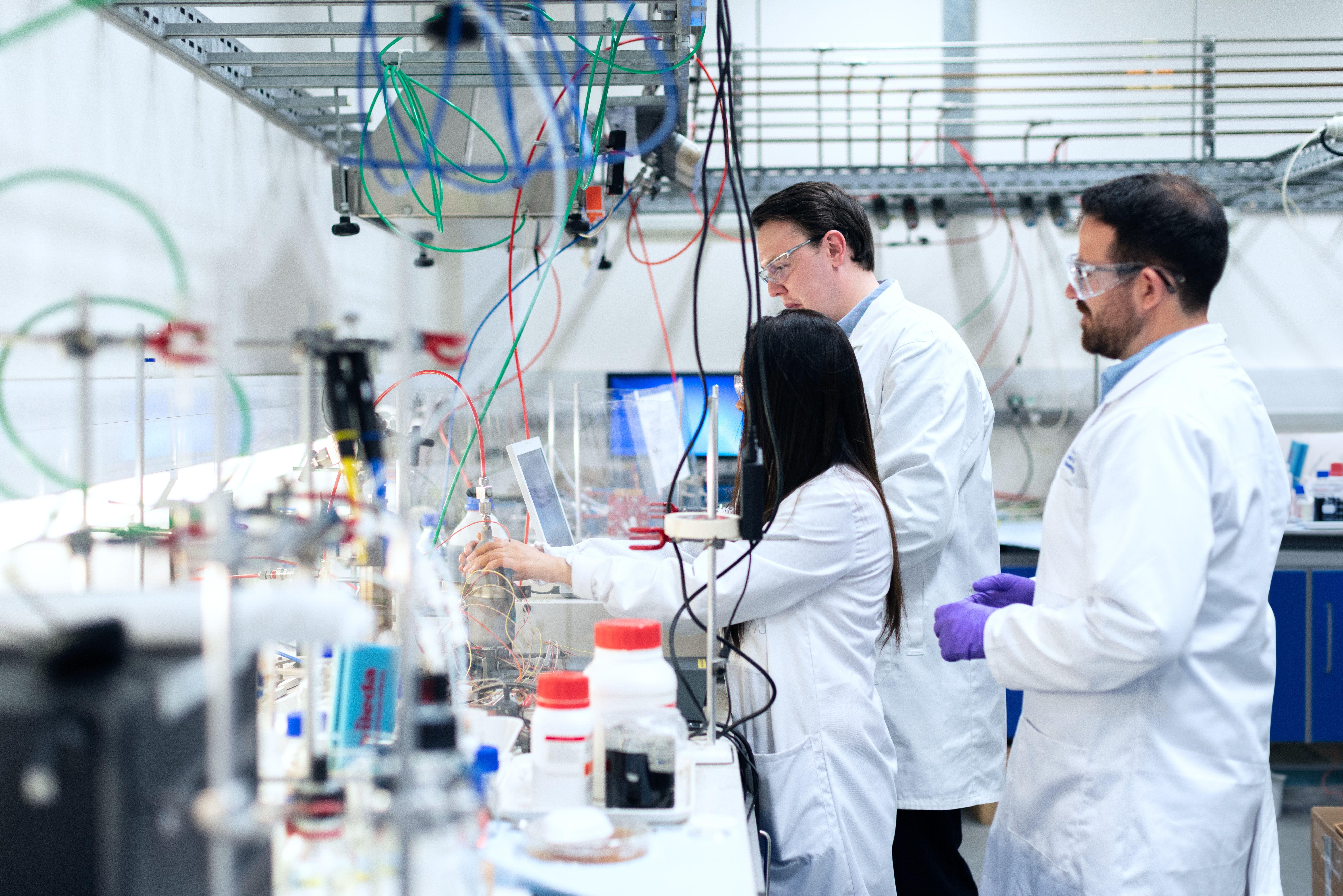 7952x5304 Chemical Engineers in Laboratory · Free