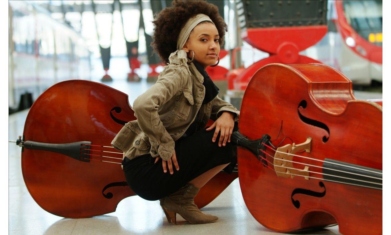 1280x768 Esperanza Spalding Wallpaper