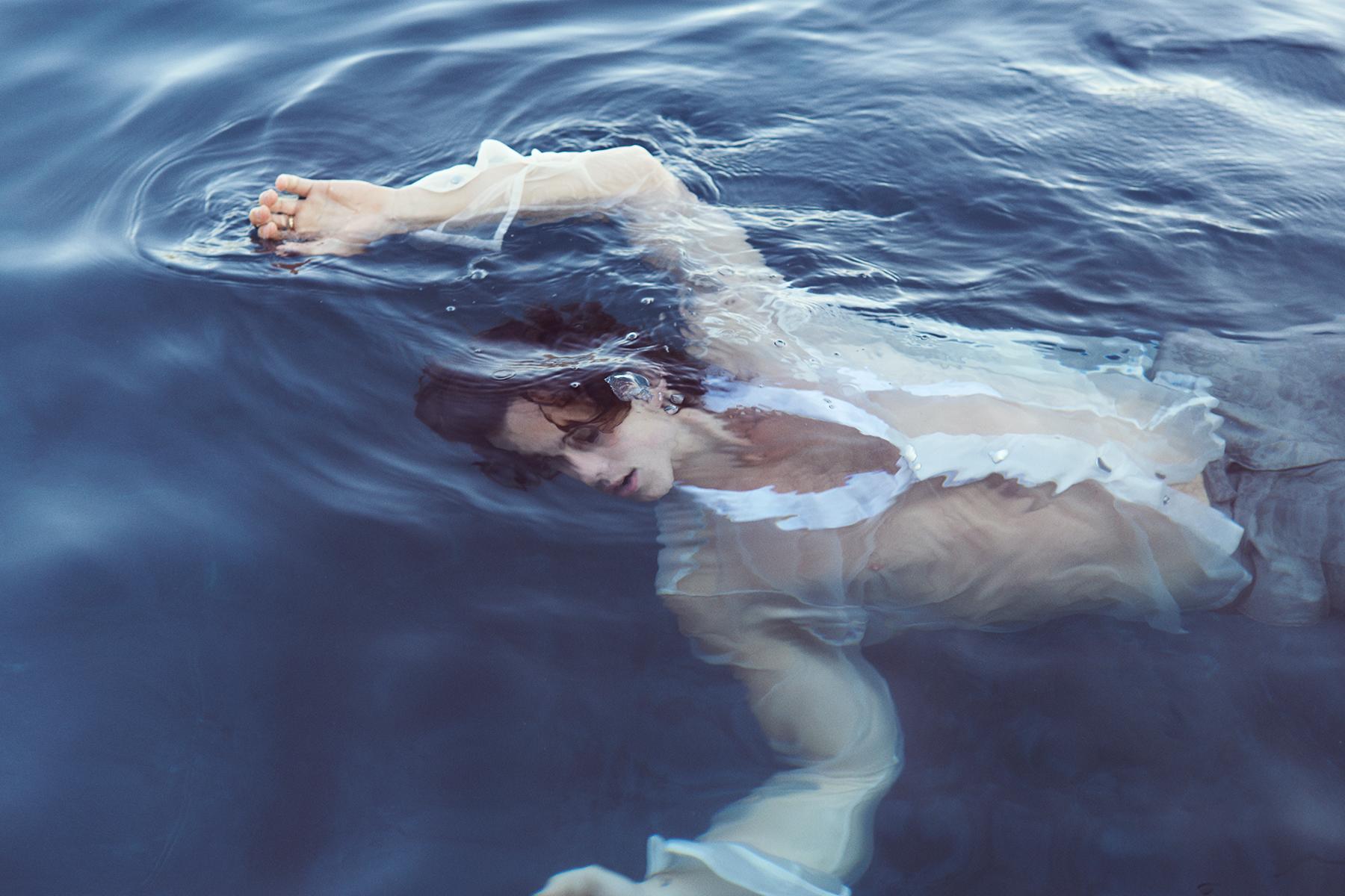 1800x1200 Shawn Mendes Gets Lost in Love on 'Wonder'