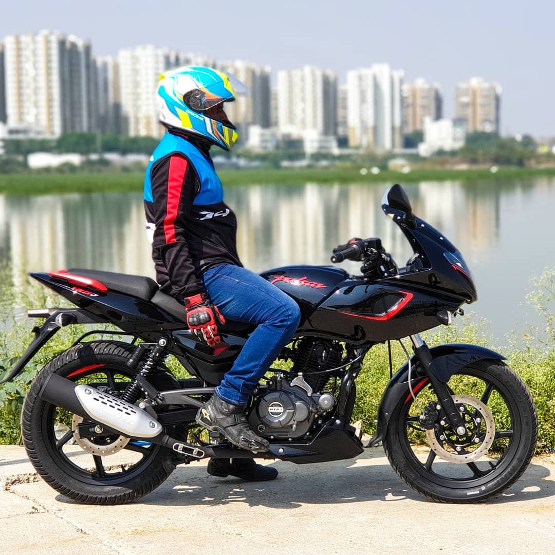 1080x1080 Live Photo of New Bajaj Pulsar 180F (Pulsar 220F Lookalike)