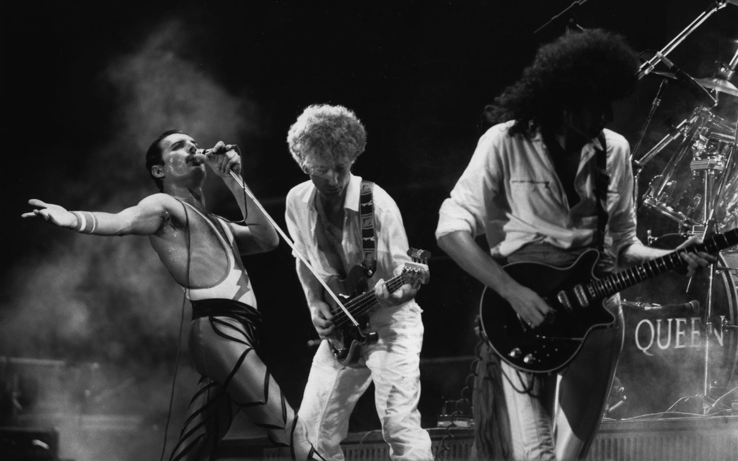 2560x1600 Queen, Brian May, Freddie Mercury, British Rock Band, Live HD Wallpaper