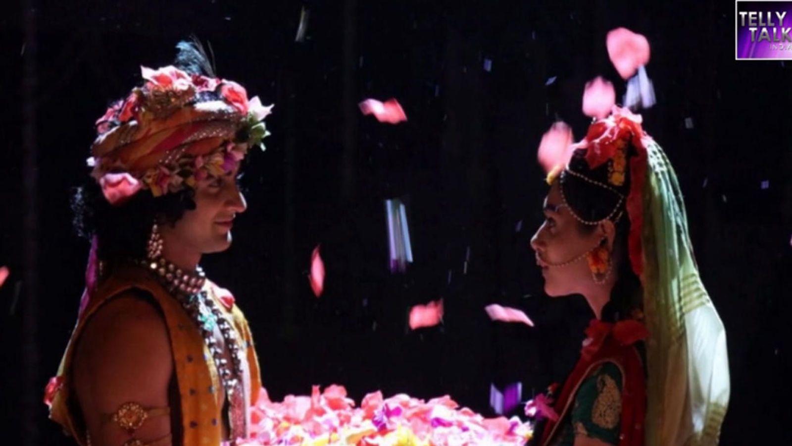 1600x900 Radha Krishna's romantic Holi with flowers