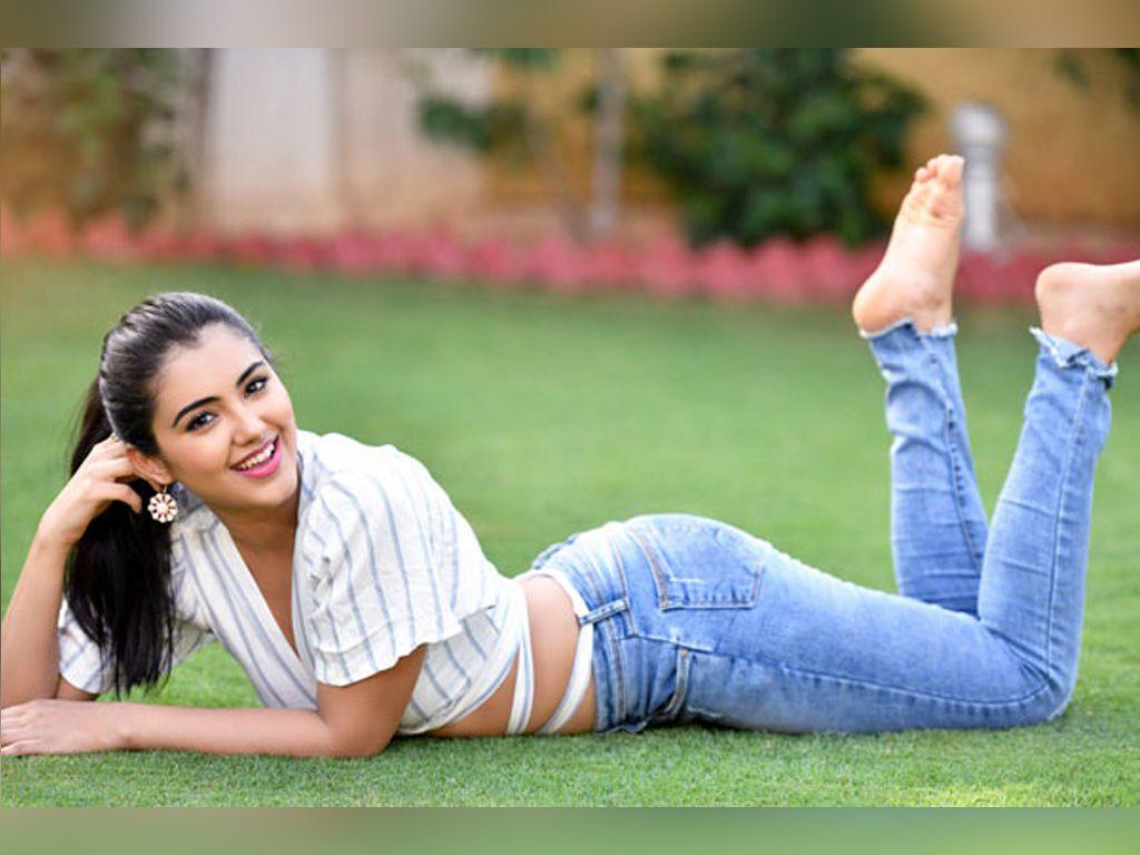 1024x768 Malavika Sharma HQ Wallpaper. Malavika Sharma Wallpaper