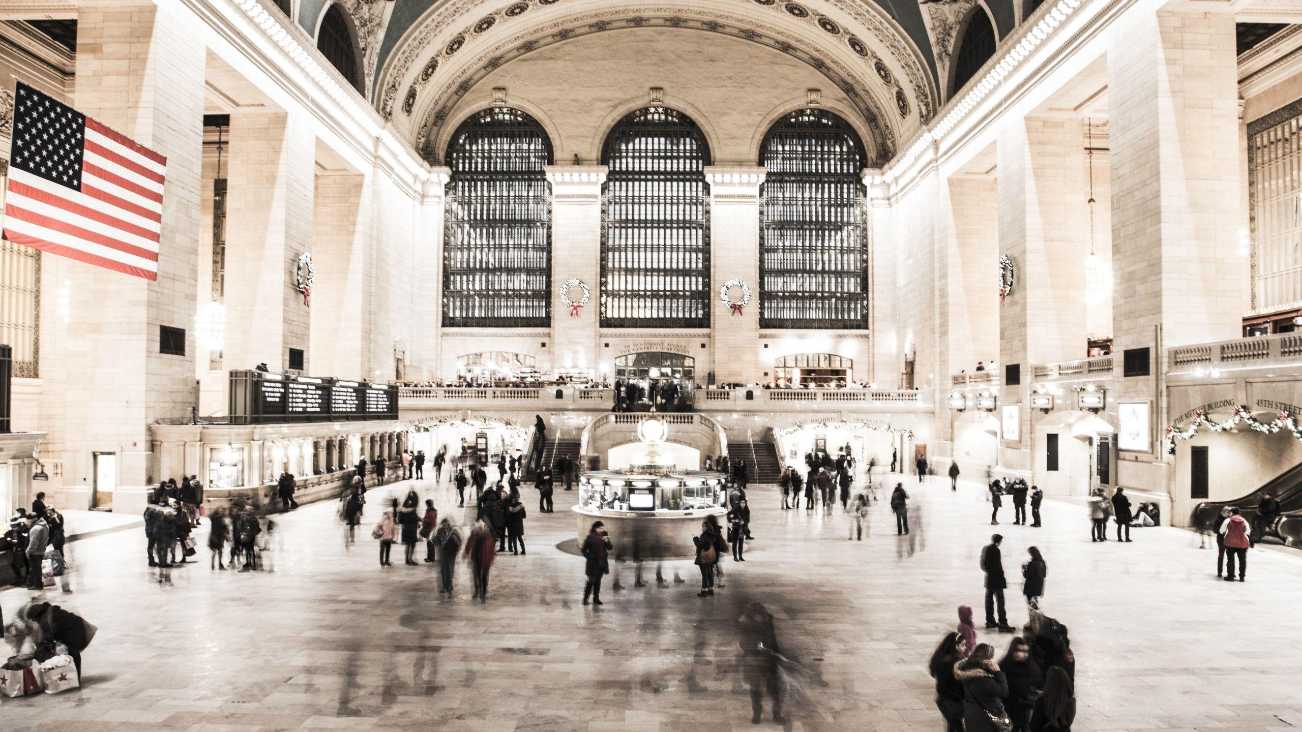 2560x1440 Download wallpaper: People in NYC Grand Central Terminal 2560x1440