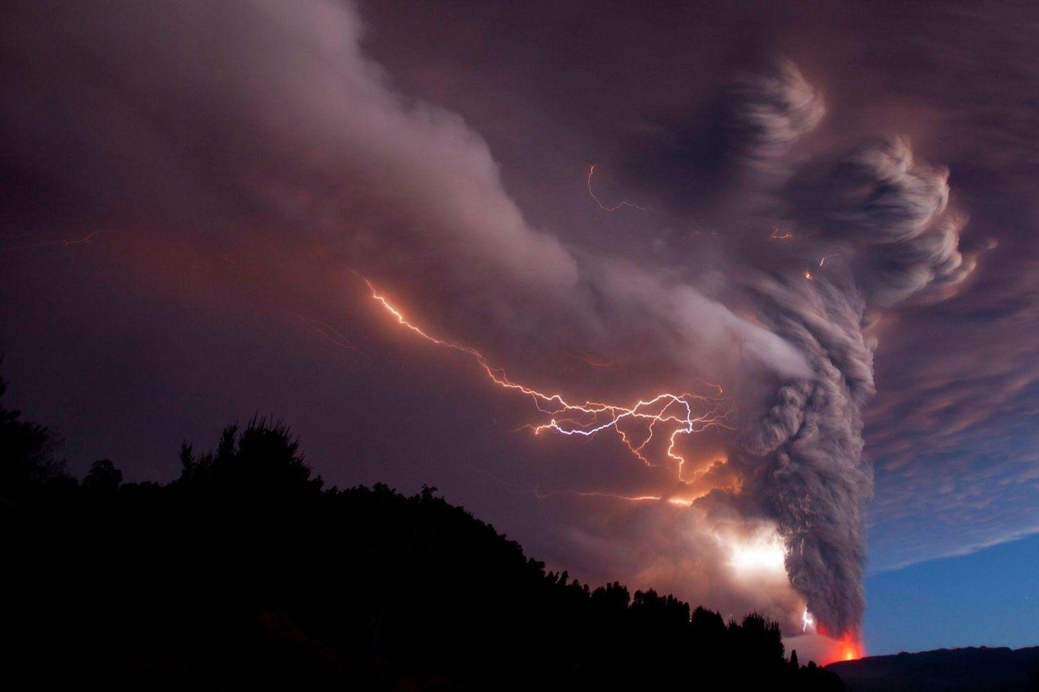 1500x1000 Volcano Lightning Wallpaper