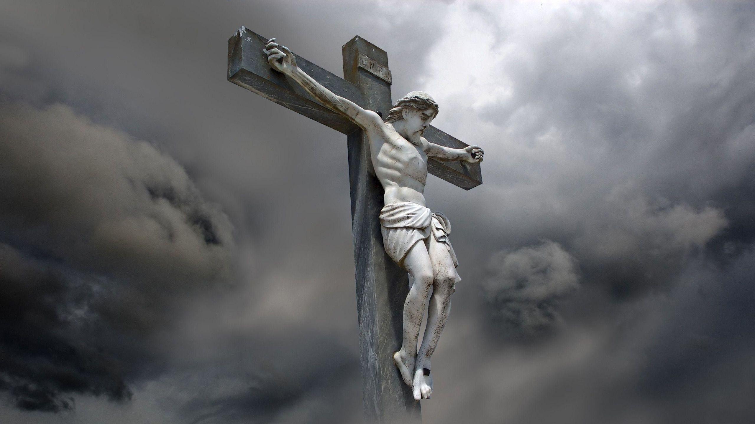 2560x1440 Jesus Christ On Cross With Background Of Clouds HD Cross Wallpaper