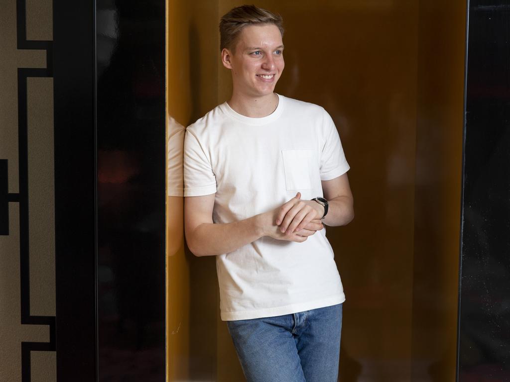 1024x768 British chart star George Ezra on his “pop and roll” success