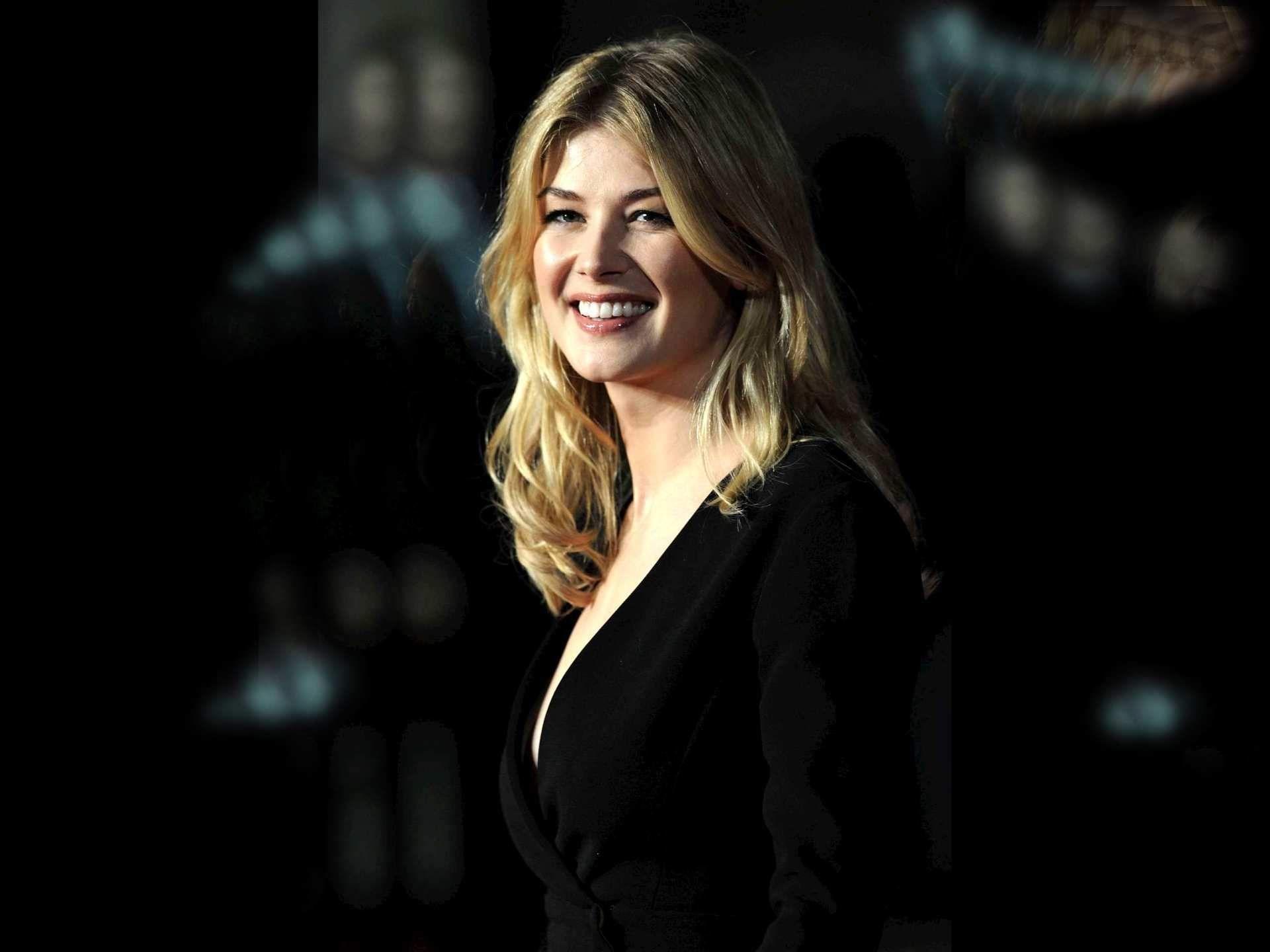 1920x1440 Rosamund Pike Wallpaper