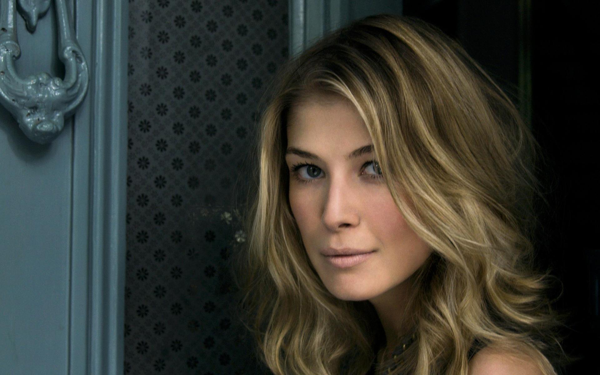 1920x1200 Rosamund Pike Wallpaper Image Photo Picture Background