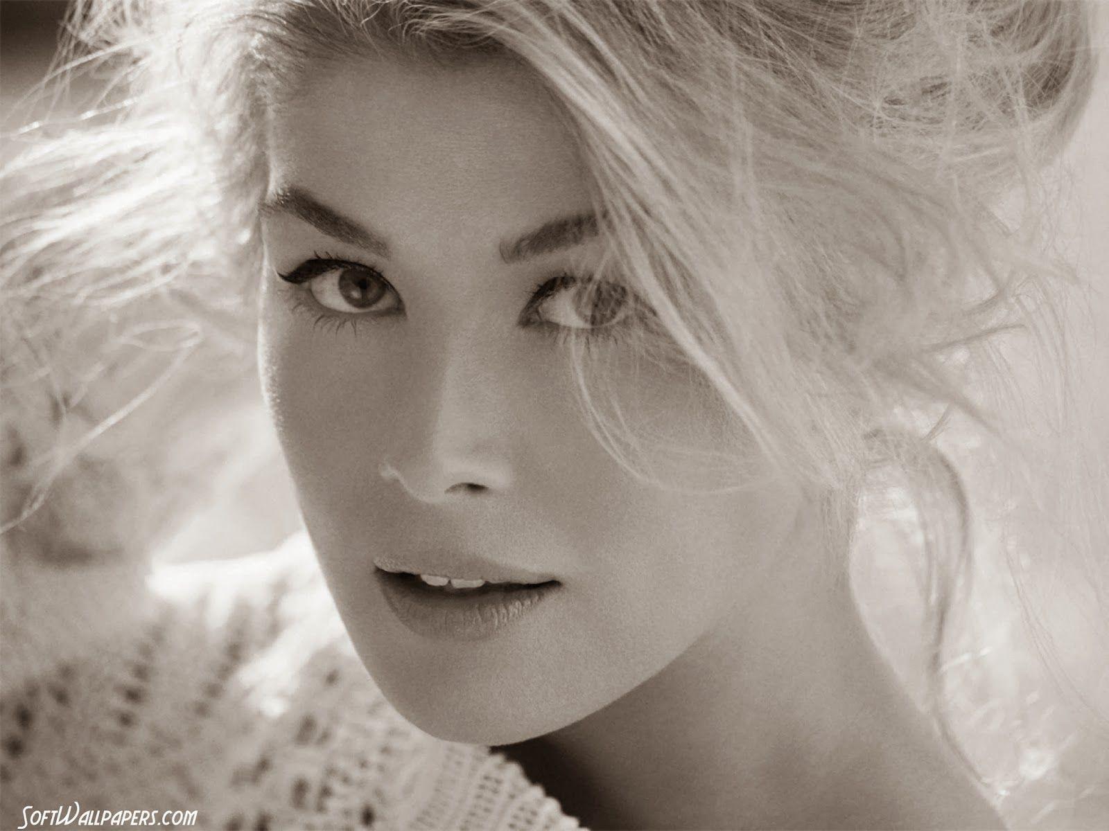 1600x1200 Rosamund Pike Wallpaper