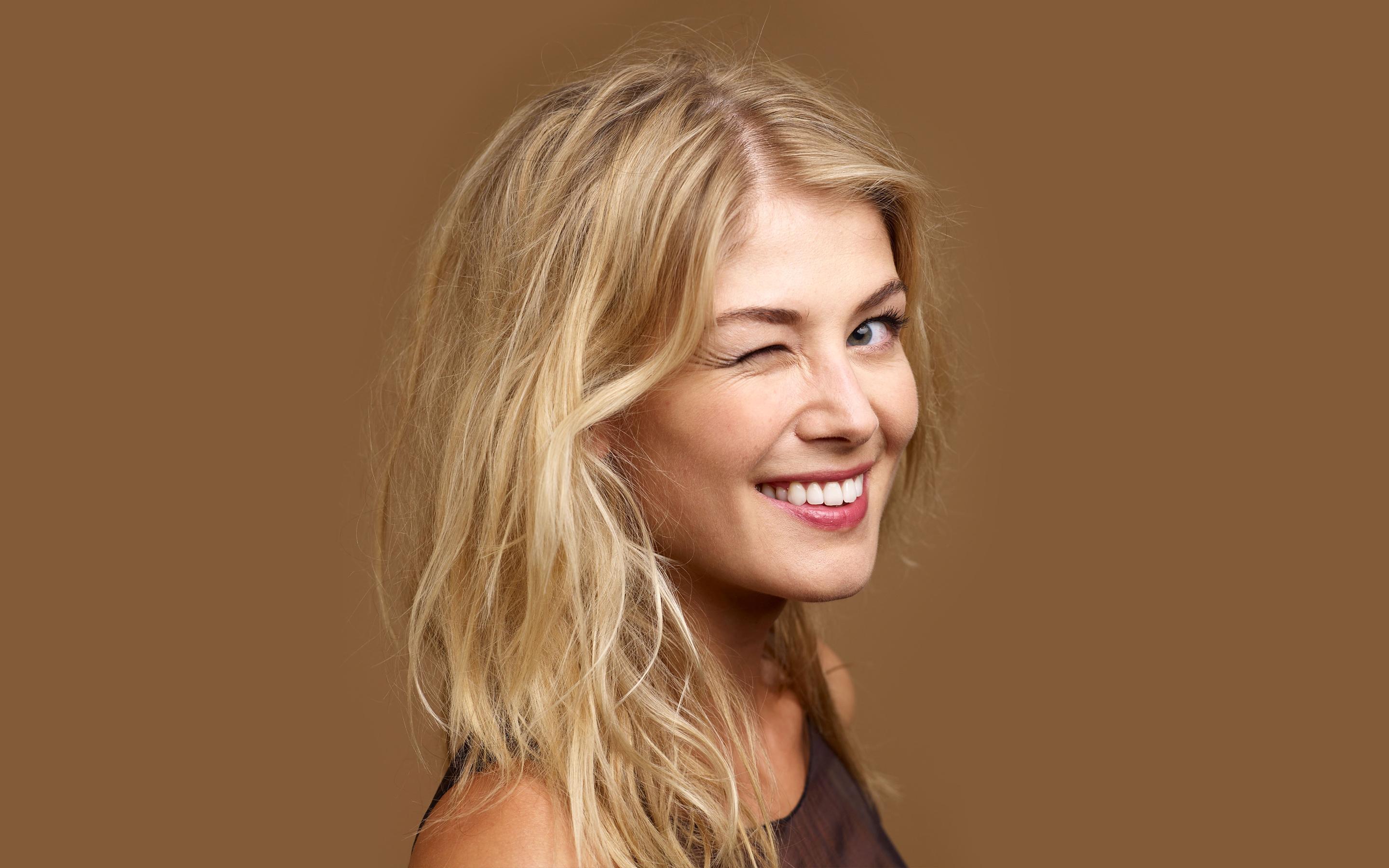 2880x1800 Cute Rosamund Pike