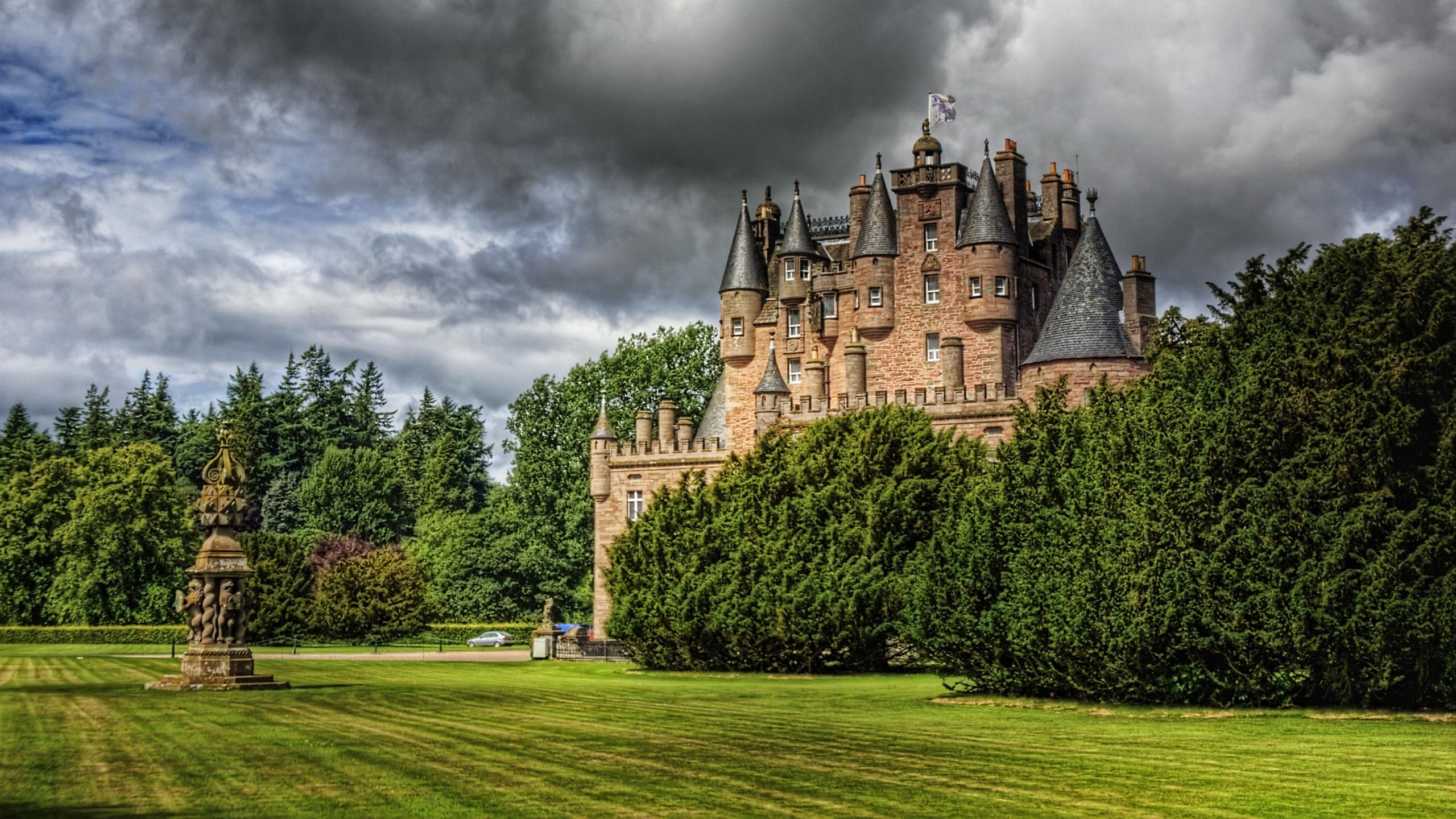 2560x1440 Glamis Castle HD Wallpaper
