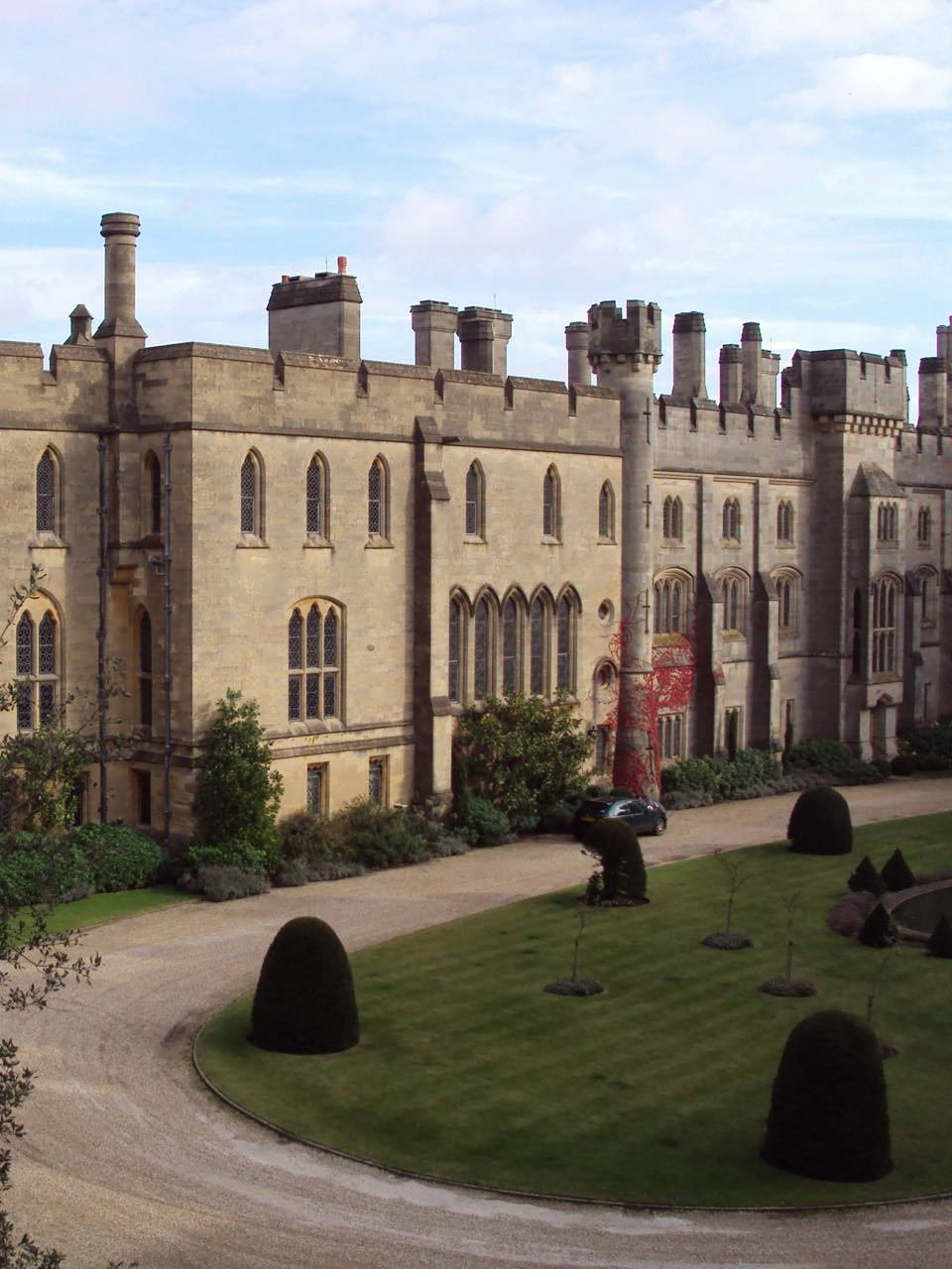 960x1280 English Castle wallpaper