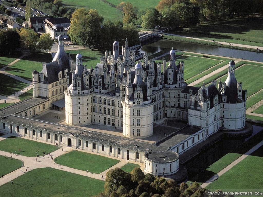 1024x768 French Chateau Wallpaper