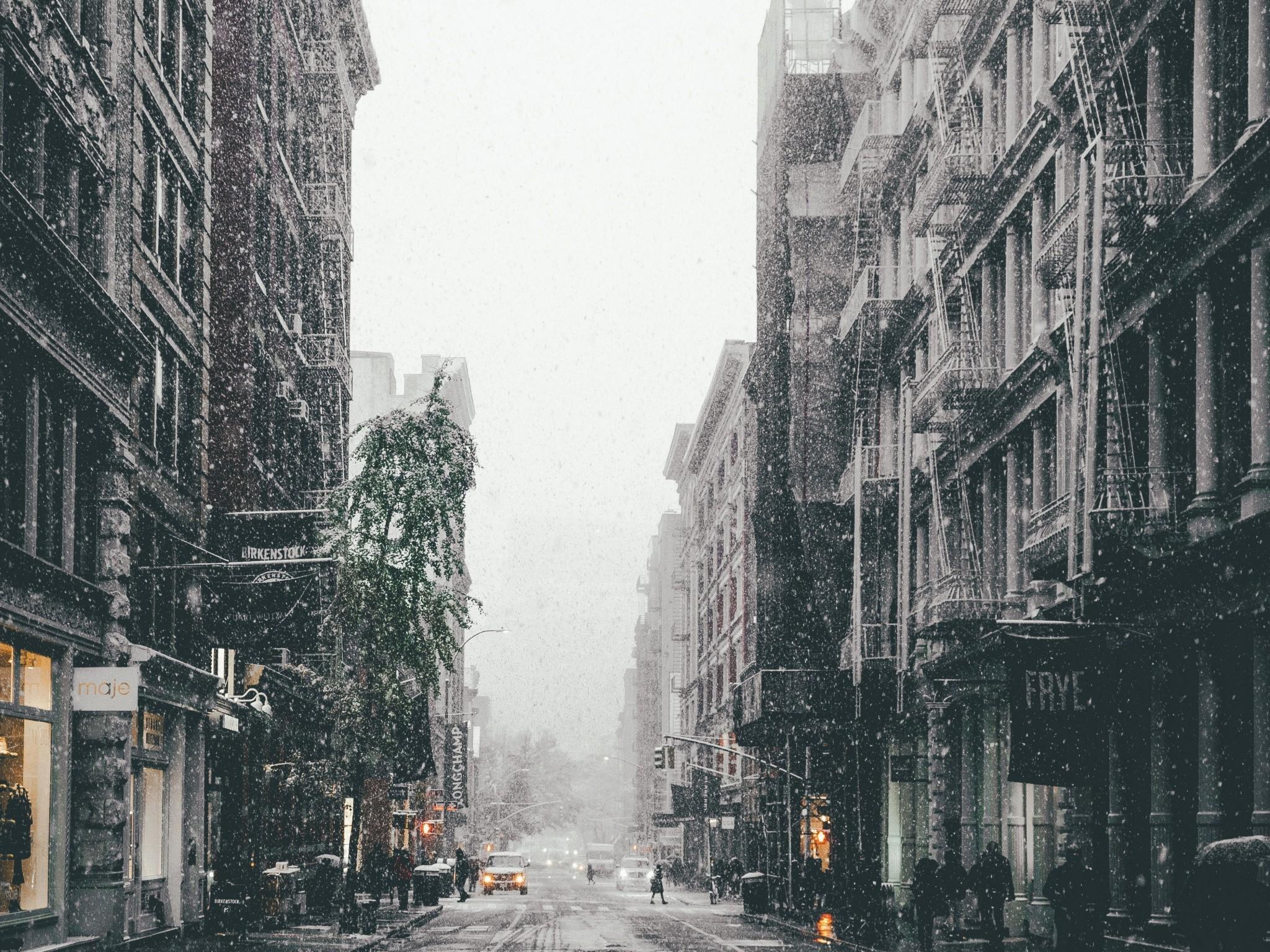 2048x1536 Download 2048x1536 Snowfall, City, Urban, Street, People, Scenic, Mood, Pretty Wallpaper for Ainol Novo 9 Spark